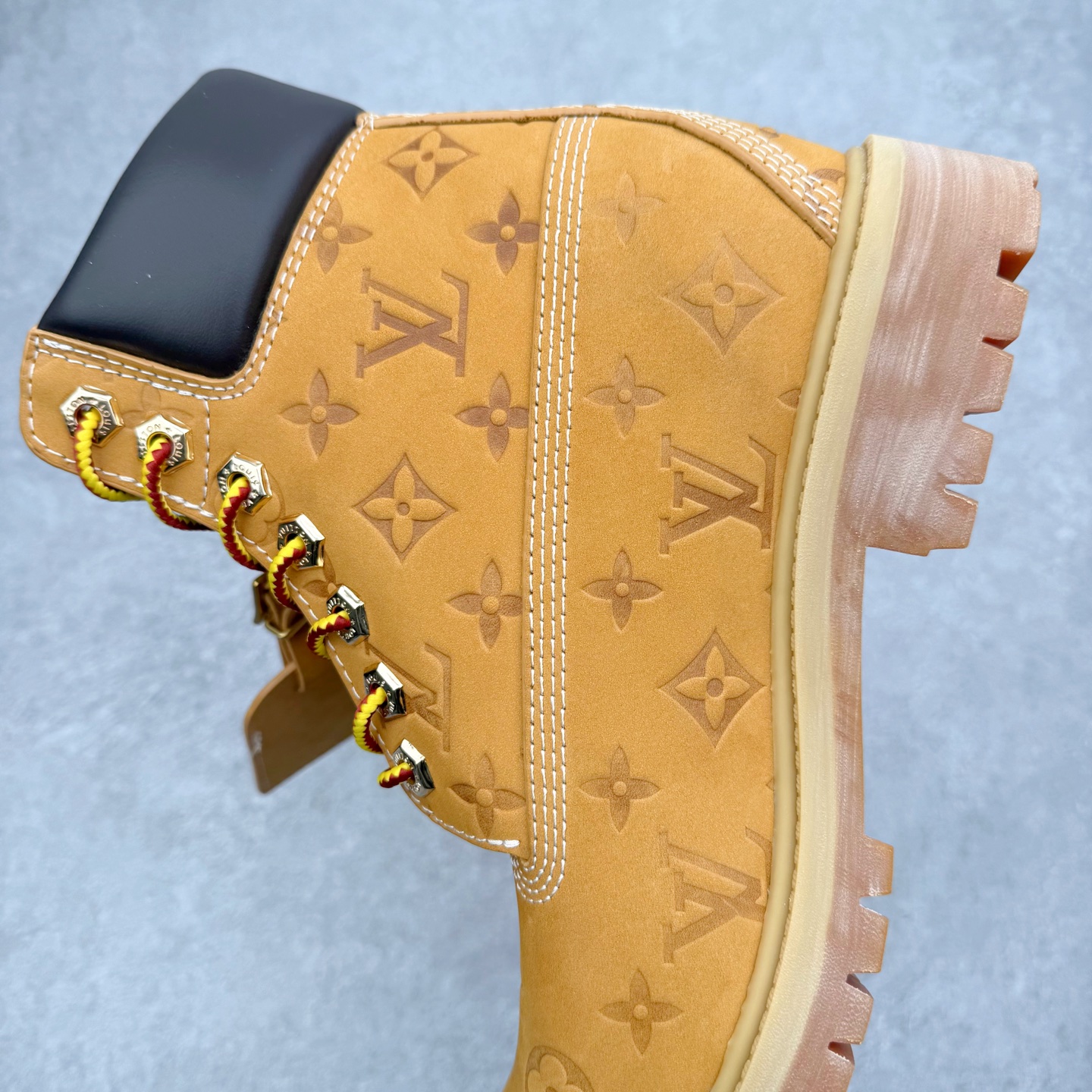 图片[7]-＃ZS Louis Vuitton x Timberland 6 Inch Leather Ankle Boots LV联名添柏岚系列经典复古户外6英寸休闲工装天伯伦大黄靴 东莞代工品质#内标Timberland LOGO带有紫光防伪标识#升级厚实抽屉礼品鞋盒及全套代购包装说明书防尘布袋物件#原楦原纸版数据开发版型#原厂宝元注射机#四线电脑车线并齐#采用进口Monogram 压纹头层磨砂皮料鞋面材质全部内里搭配真皮革材料!!)#原装一致全磨砂皮领口#六边蜂窝抗疲劳减震PU鞋垫#轻便防滑橡胶发泡组合底 LV x Timberland 及踝靴依托路易威登的精湛匠艺于意大利悉心制作，以 Timberland 的工装风范瞩目亮相 Pharrell Williams 打造的2024 秋冬男装秀场。粒面正绒面皮革和隔热内衬塑造 Timberland 经典设计的放大版本Timberland 外底呈现 Monogram 元素。接缝密封结构升级舒适体验和耐磨性能 Monogram 粒面牛皮革鞋领和合作标识标签丰富细节。粒面正绒面牛皮革 隔热 PimaLoft 内衬 接缝密封结构 圆形织物鞋带 橡胶外底 Monogram 粒面牛皮革鞋领 饰钉和搭扣镂刻路易威登标识 标签、鞋舌和内底点缀路易威登巴黎 x Timberland 标识 侧面 Timberland 标识 鞋底凸纹饰有 Monogram 图案 尺码：40 41 42 43 44 45 46（皮鞋码 比运动鞋偏大一码！）-选品中心