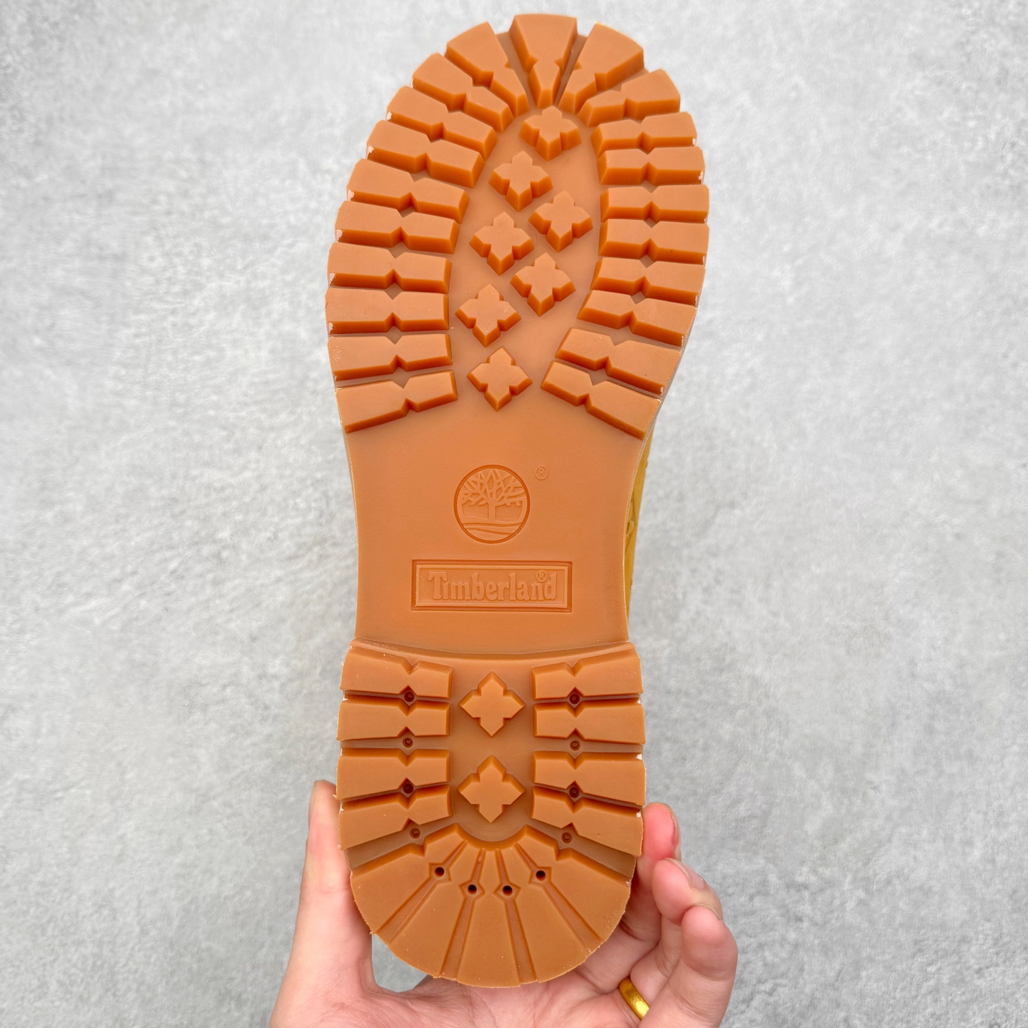 图片[9]-＃ZS Louis Vuitton x Timberland 6 Inch Leather Ankle Boots LV联名添柏岚系列经典复古户外6英寸休闲工装天伯伦大黄靴 东莞代工品质#内标Timberland LOGO带有紫光防伪标识#升级厚实抽屉礼品鞋盒及全套代购包装说明书防尘布袋物件#原楦原纸版数据开发版型#原厂宝元注射机#四线电脑车线并齐#采用进口Monogram 压纹头层磨砂皮料鞋面材质全部内里搭配真皮革材料!!)#原装一致全磨砂皮领口#六边蜂窝抗疲劳减震PU鞋垫#轻便防滑橡胶发泡组合底 LV x Timberland 及踝靴依托路易威登的精湛匠艺于意大利悉心制作，以 Timberland 的工装风范瞩目亮相 Pharrell Williams 打造的2024 秋冬男装秀场。粒面正绒面皮革和隔热内衬塑造 Timberland 经典设计的放大版本Timberland 外底呈现 Monogram 元素。接缝密封结构升级舒适体验和耐磨性能 Monogram 粒面牛皮革鞋领和合作标识标签丰富细节。粒面正绒面牛皮革 隔热 PimaLoft 内衬 接缝密封结构 圆形织物鞋带 橡胶外底 Monogram 粒面牛皮革鞋领 饰钉和搭扣镂刻路易威登标识 标签、鞋舌和内底点缀路易威登巴黎 x Timberland 标识 侧面 Timberland 标识 鞋底凸纹饰有 Monogram 图案 尺码：40 41 42 43 44 45 46（皮鞋码 比运动鞋偏大一码！）-选品中心