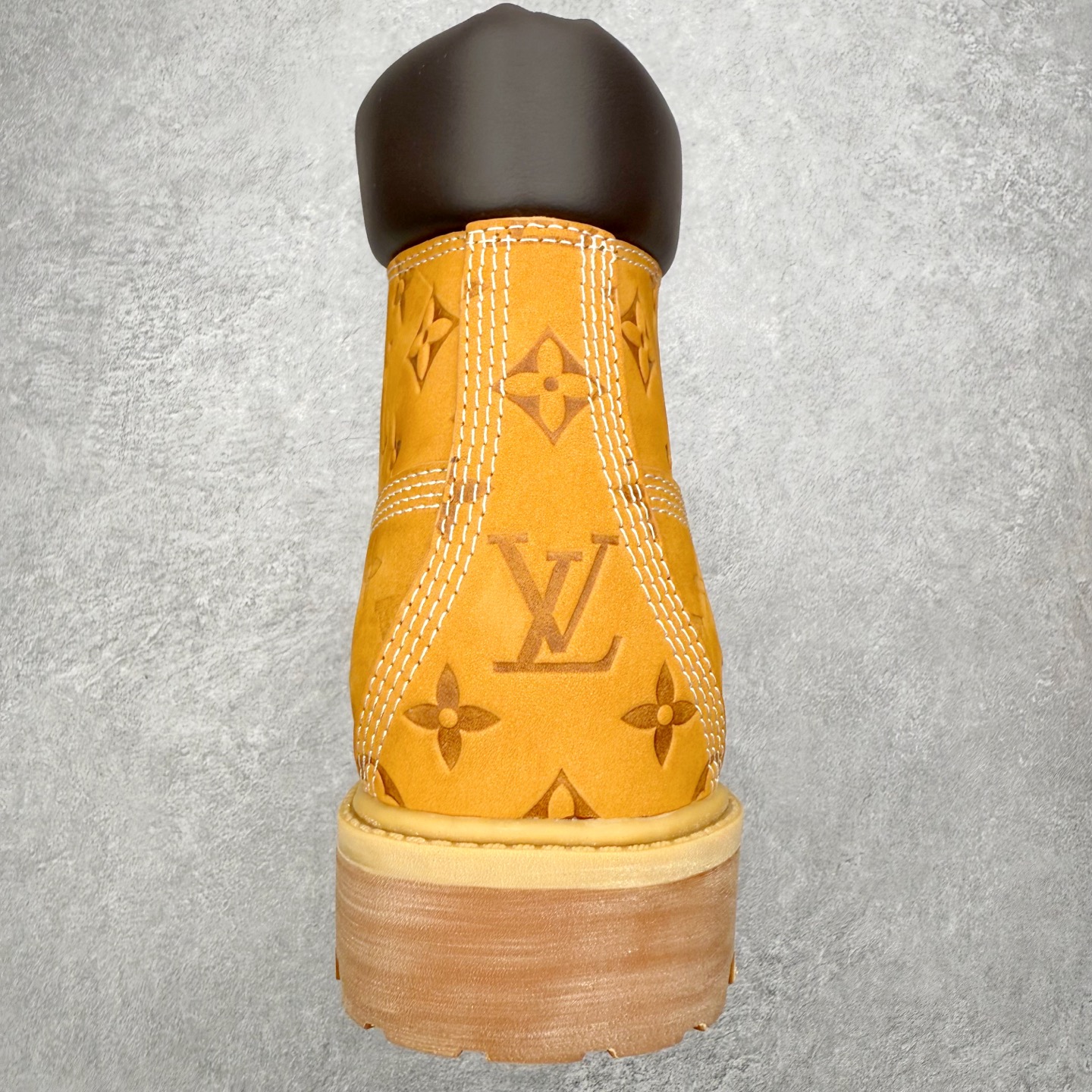 图片[8]-＃ZS Louis Vuitton x Timberland 6 Inch Leather Ankle Boots LV联名添柏岚系列经典复古户外6英寸休闲工装天伯伦大黄靴 东莞代工品质#内标Timberland LOGO带有紫光防伪标识#升级厚实抽屉礼品鞋盒及全套代购包装说明书防尘布袋物件#原楦原纸版数据开发版型#原厂宝元注射机#四线电脑车线并齐#采用进口Monogram 压纹头层磨砂皮料鞋面材质全部内里搭配真皮革材料!!)#原装一致全磨砂皮领口#六边蜂窝抗疲劳减震PU鞋垫#轻便防滑橡胶发泡组合底 LV x Timberland 及踝靴依托路易威登的精湛匠艺于意大利悉心制作，以 Timberland 的工装风范瞩目亮相 Pharrell Williams 打造的2024 秋冬男装秀场。粒面正绒面皮革和隔热内衬塑造 Timberland 经典设计的放大版本Timberland 外底呈现 Monogram 元素。接缝密封结构升级舒适体验和耐磨性能 Monogram 粒面牛皮革鞋领和合作标识标签丰富细节。粒面正绒面牛皮革 隔热 PimaLoft 内衬 接缝密封结构 圆形织物鞋带 橡胶外底 Monogram 粒面牛皮革鞋领 饰钉和搭扣镂刻路易威登标识 标签、鞋舌和内底点缀路易威登巴黎 x Timberland 标识 侧面 Timberland 标识 鞋底凸纹饰有 Monogram 图案 尺码：40 41 42 43 44 45 46（皮鞋码 比运动鞋偏大一码！）-选品中心