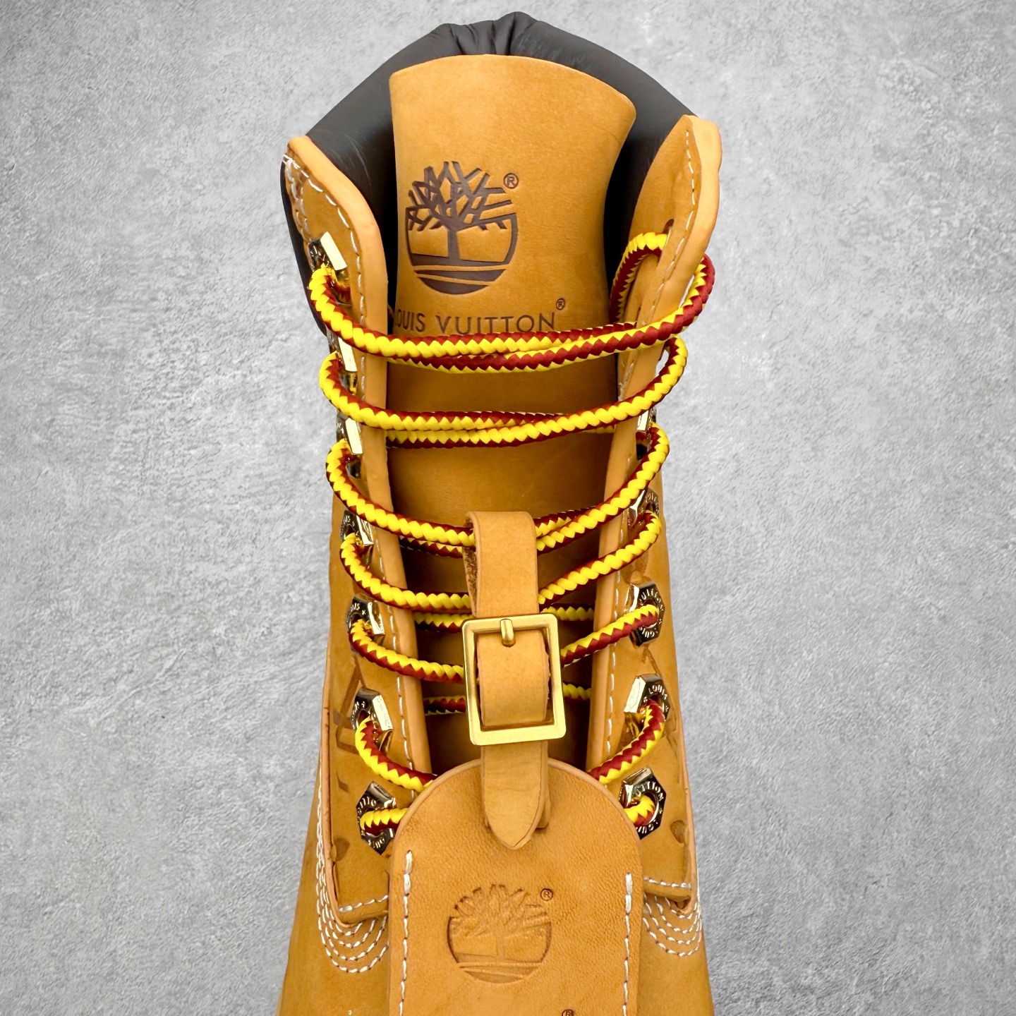 图片[5]-＃ZS Louis Vuitton x Timberland 6 Inch Leather Ankle Boots LV联名添柏岚系列经典复古户外6英寸休闲工装天伯伦大黄靴 东莞代工品质#内标Timberland LOGO带有紫光防伪标识#升级厚实抽屉礼品鞋盒及全套代购包装说明书防尘布袋物件#原楦原纸版数据开发版型#原厂宝元注射机#四线电脑车线并齐#采用进口Monogram 压纹头层磨砂皮料鞋面材质全部内里搭配真皮革材料!!)#原装一致全磨砂皮领口#六边蜂窝抗疲劳减震PU鞋垫#轻便防滑橡胶发泡组合底 LV x Timberland 及踝靴依托路易威登的精湛匠艺于意大利悉心制作，以 Timberland 的工装风范瞩目亮相 Pharrell Williams 打造的2024 秋冬男装秀场。粒面正绒面皮革和隔热内衬塑造 Timberland 经典设计的放大版本Timberland 外底呈现 Monogram 元素。接缝密封结构升级舒适体验和耐磨性能 Monogram 粒面牛皮革鞋领和合作标识标签丰富细节。粒面正绒面牛皮革 隔热 PimaLoft 内衬 接缝密封结构 圆形织物鞋带 橡胶外底 Monogram 粒面牛皮革鞋领 饰钉和搭扣镂刻路易威登标识 标签、鞋舌和内底点缀路易威登巴黎 x Timberland 标识 侧面 Timberland 标识 鞋底凸纹饰有 Monogram 图案 尺码：40 41 42 43 44 45 46（皮鞋码 比运动鞋偏大一码！）-选品中心