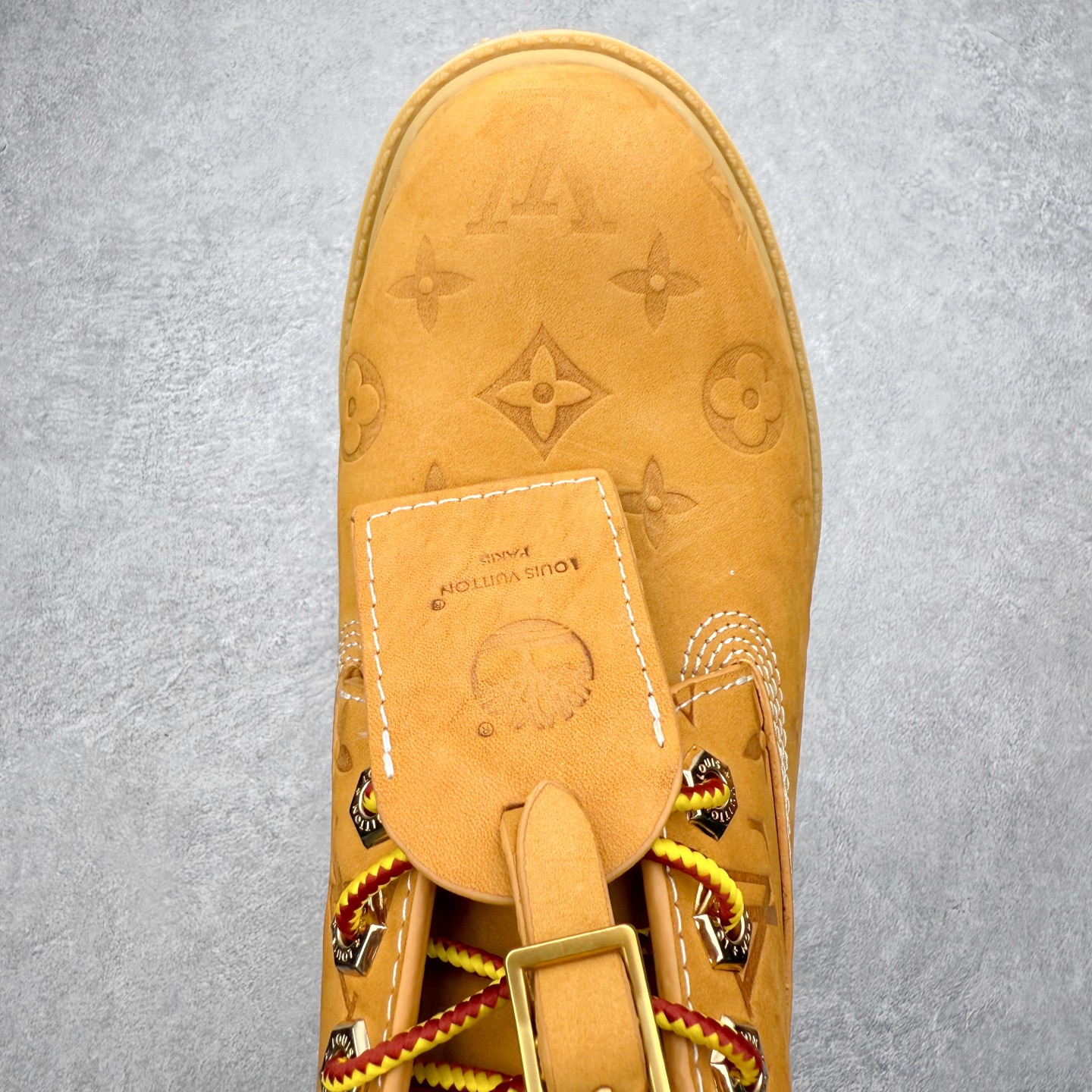 图片[4]-＃ZS Louis Vuitton x Timberland 6 Inch Leather Ankle Boots LV联名添柏岚系列经典复古户外6英寸休闲工装天伯伦大黄靴 东莞代工品质#内标Timberland LOGO带有紫光防伪标识#升级厚实抽屉礼品鞋盒及全套代购包装说明书防尘布袋物件#原楦原纸版数据开发版型#原厂宝元注射机#四线电脑车线并齐#采用进口Monogram 压纹头层磨砂皮料鞋面材质全部内里搭配真皮革材料!!)#原装一致全磨砂皮领口#六边蜂窝抗疲劳减震PU鞋垫#轻便防滑橡胶发泡组合底 LV x Timberland 及踝靴依托路易威登的精湛匠艺于意大利悉心制作，以 Timberland 的工装风范瞩目亮相 Pharrell Williams 打造的2024 秋冬男装秀场。粒面正绒面皮革和隔热内衬塑造 Timberland 经典设计的放大版本Timberland 外底呈现 Monogram 元素。接缝密封结构升级舒适体验和耐磨性能 Monogram 粒面牛皮革鞋领和合作标识标签丰富细节。粒面正绒面牛皮革 隔热 PimaLoft 内衬 接缝密封结构 圆形织物鞋带 橡胶外底 Monogram 粒面牛皮革鞋领 饰钉和搭扣镂刻路易威登标识 标签、鞋舌和内底点缀路易威登巴黎 x Timberland 标识 侧面 Timberland 标识 鞋底凸纹饰有 Monogram 图案 尺码：40 41 42 43 44 45 46（皮鞋码 比运动鞋偏大一码！）-选品中心