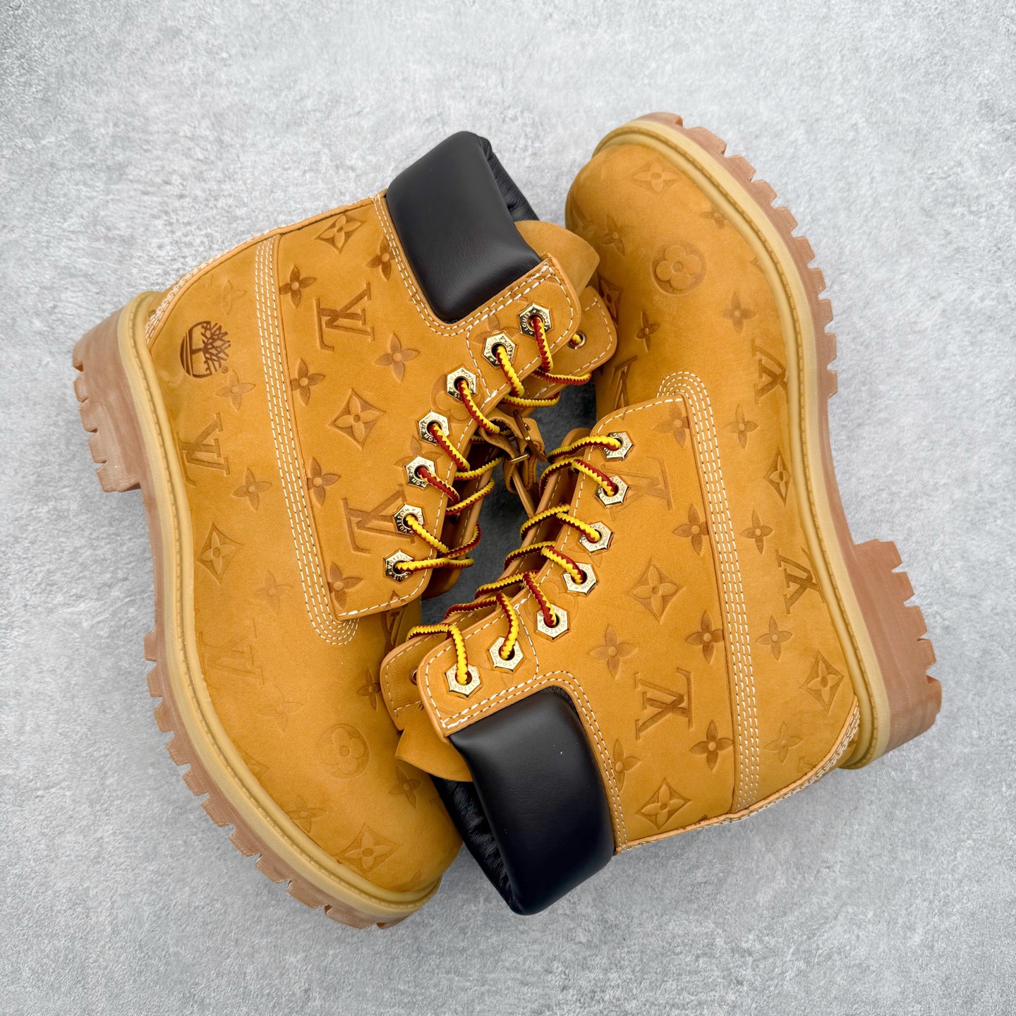 图片[3]-＃ZS Louis Vuitton x Timberland 6 Inch Leather Ankle Boots LV联名添柏岚系列经典复古户外6英寸休闲工装天伯伦大黄靴 东莞代工品质#内标Timberland LOGO带有紫光防伪标识#升级厚实抽屉礼品鞋盒及全套代购包装说明书防尘布袋物件#原楦原纸版数据开发版型#原厂宝元注射机#四线电脑车线并齐#采用进口Monogram 压纹头层磨砂皮料鞋面材质全部内里搭配真皮革材料!!)#原装一致全磨砂皮领口#六边蜂窝抗疲劳减震PU鞋垫#轻便防滑橡胶发泡组合底 LV x Timberland 及踝靴依托路易威登的精湛匠艺于意大利悉心制作，以 Timberland 的工装风范瞩目亮相 Pharrell Williams 打造的2024 秋冬男装秀场。粒面正绒面皮革和隔热内衬塑造 Timberland 经典设计的放大版本Timberland 外底呈现 Monogram 元素。接缝密封结构升级舒适体验和耐磨性能 Monogram 粒面牛皮革鞋领和合作标识标签丰富细节。粒面正绒面牛皮革 隔热 PimaLoft 内衬 接缝密封结构 圆形织物鞋带 橡胶外底 Monogram 粒面牛皮革鞋领 饰钉和搭扣镂刻路易威登标识 标签、鞋舌和内底点缀路易威登巴黎 x Timberland 标识 侧面 Timberland 标识 鞋底凸纹饰有 Monogram 图案 尺码：40 41 42 43 44 45 46（皮鞋码 比运动鞋偏大一码！）-选品中心