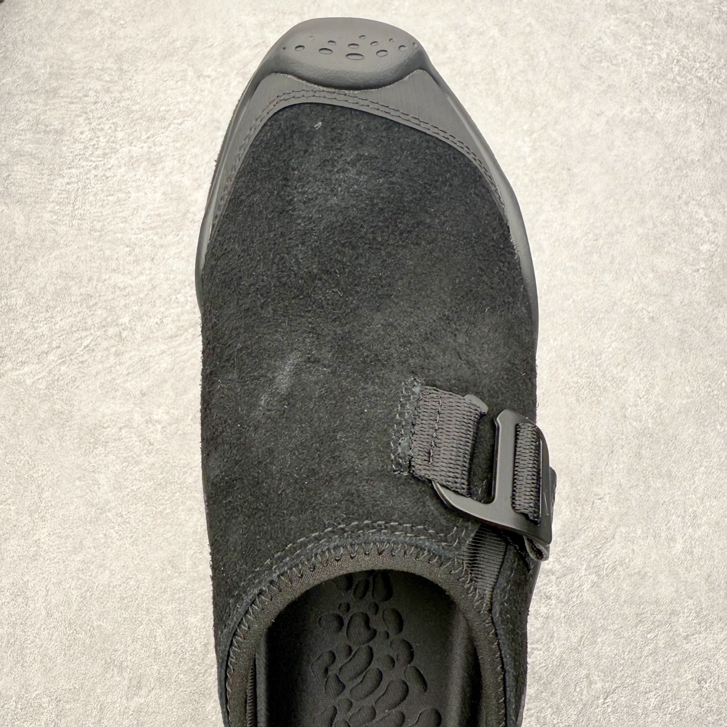 图片[4]-HOKA ONE ONE Ora Primo EXT 舒缓穆勒 运动舒适 防滑支撑 低帮 生活休闲鞋 男女同款 HOKA ONE ONE是来自美国的跑步鞋知名品牌，创立于2009年，始终致力于为所有跑者提供更新、更好的跑步装备。相比常规跑鞋，HOKA ONE ONE特别研发使用性能独特的几何形跑鞋中底，此种鞋底更厚、更高、回弹性也更好，除了卓越的缓冲性能，它还能为各种阶段的跑者带来更具动感、更加稳定的跑步体验。HOKAONE ONE从设计之初就清楚意识到，要保证跑者步幅的均匀一致，双脚自然而然的运动至关重要。尺码：36 36.5 37.5 38 39 40 40.5 41 42 42.5 43 44 45-选品中心