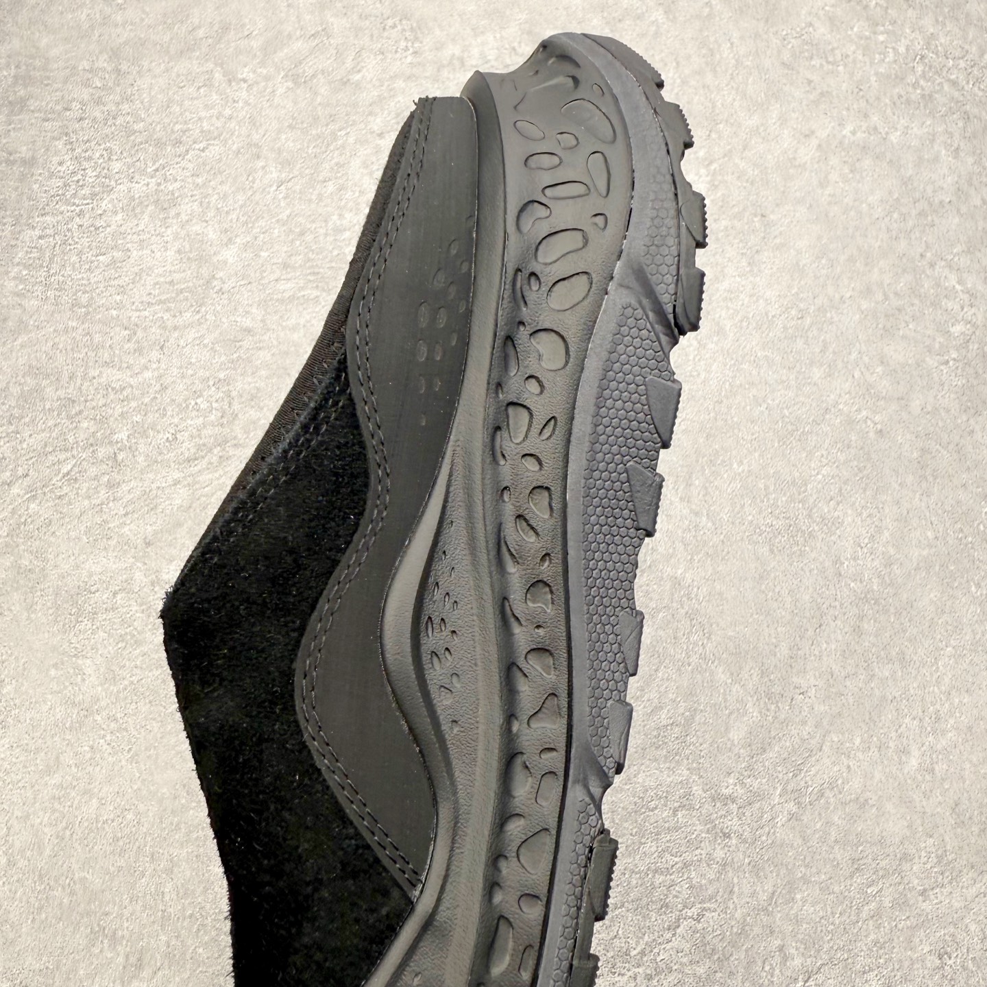 图片[7]-HOKA ONE ONE Ora Primo EXT 舒缓穆勒 运动舒适 防滑支撑 低帮 生活休闲鞋 男女同款 HOKA ONE ONE是来自美国的跑步鞋知名品牌，创立于2009年，始终致力于为所有跑者提供更新、更好的跑步装备。相比常规跑鞋，HOKA ONE ONE特别研发使用性能独特的几何形跑鞋中底，此种鞋底更厚、更高、回弹性也更好，除了卓越的缓冲性能，它还能为各种阶段的跑者带来更具动感、更加稳定的跑步体验。HOKAONE ONE从设计之初就清楚意识到，要保证跑者步幅的均匀一致，双脚自然而然的运动至关重要。尺码：36 36.5 37.5 38 39 40 40.5 41 42 42.5 43 44 45-选品中心