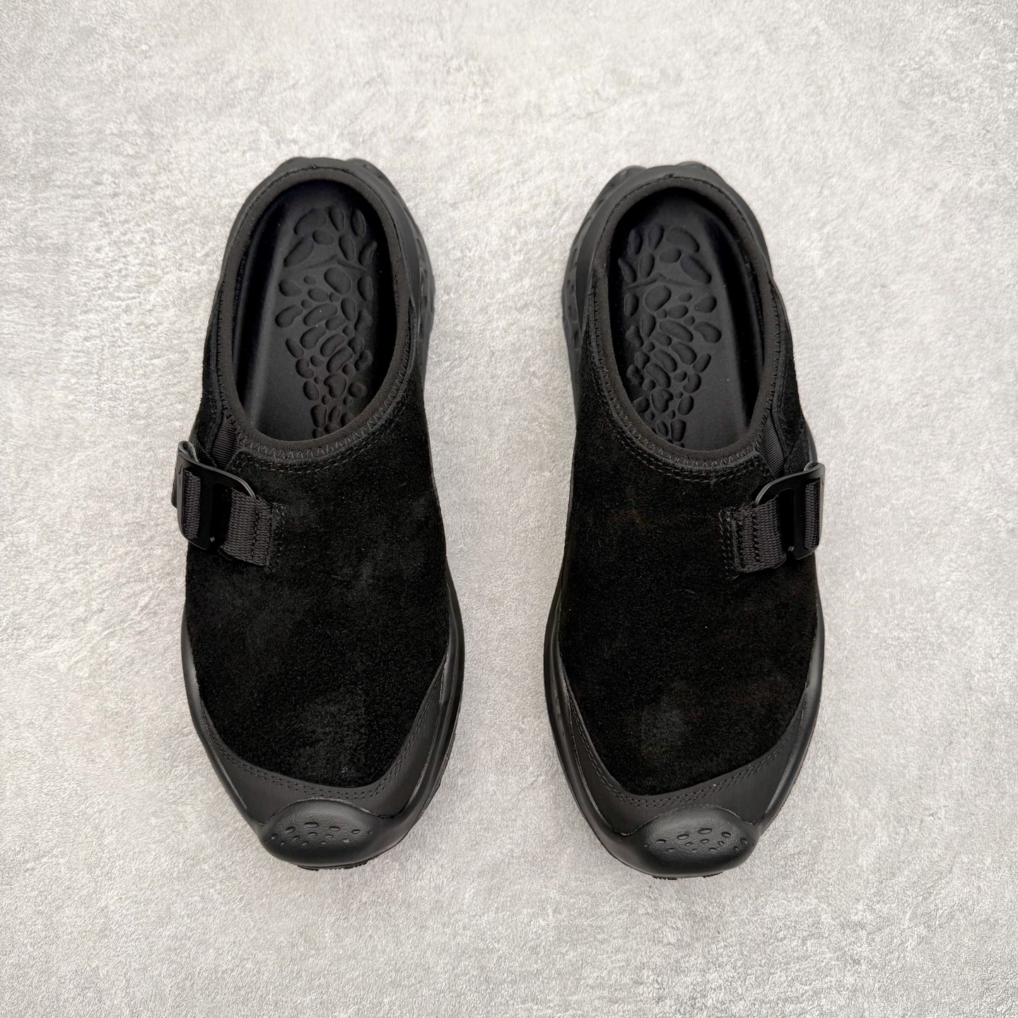 图片[2]-HOKA ONE ONE Ora Primo EXT 舒缓穆勒 运动舒适 防滑支撑 低帮 生活休闲鞋 男女同款 HOKA ONE ONE是来自美国的跑步鞋知名品牌，创立于2009年，始终致力于为所有跑者提供更新、更好的跑步装备。相比常规跑鞋，HOKA ONE ONE特别研发使用性能独特的几何形跑鞋中底，此种鞋底更厚、更高、回弹性也更好，除了卓越的缓冲性能，它还能为各种阶段的跑者带来更具动感、更加稳定的跑步体验。HOKAONE ONE从设计之初就清楚意识到，要保证跑者步幅的均匀一致，双脚自然而然的运动至关重要。尺码：36 36.5 37.5 38 39 40 40.5 41 42 42.5 43 44 45-选品中心