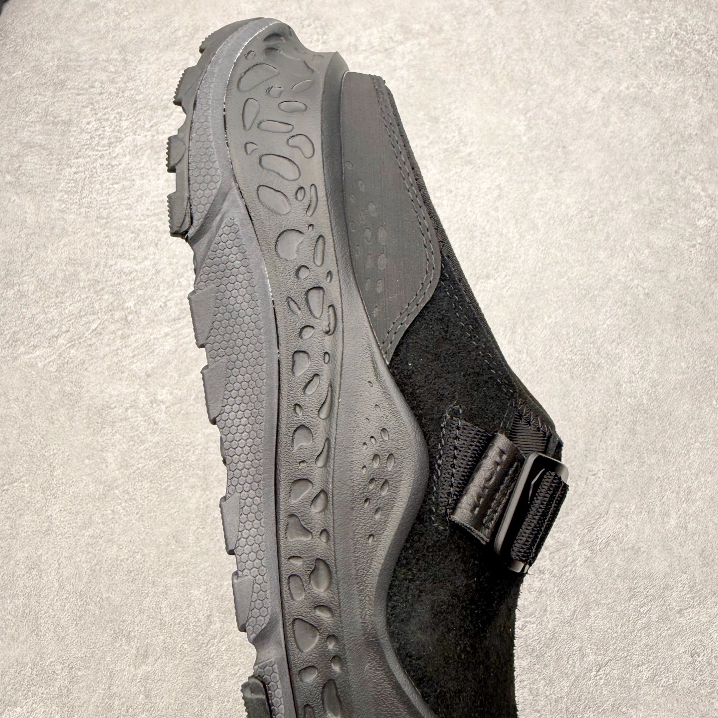 图片[6]-HOKA ONE ONE Ora Primo EXT 舒缓穆勒 运动舒适 防滑支撑 低帮 生活休闲鞋 男女同款 HOKA ONE ONE是来自美国的跑步鞋知名品牌，创立于2009年，始终致力于为所有跑者提供更新、更好的跑步装备。相比常规跑鞋，HOKA ONE ONE特别研发使用性能独特的几何形跑鞋中底，此种鞋底更厚、更高、回弹性也更好，除了卓越的缓冲性能，它还能为各种阶段的跑者带来更具动感、更加稳定的跑步体验。HOKAONE ONE从设计之初就清楚意识到，要保证跑者步幅的均匀一致，双脚自然而然的运动至关重要。尺码：36 36.5 37.5 38 39 40 40.5 41 42 42.5 43 44 45-选品中心