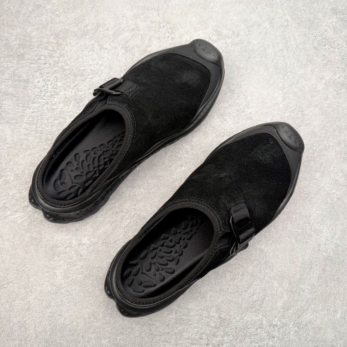 图片[3]-HOKA ONE ONE Ora Primo EXT 舒缓穆勒 运动舒适 防滑支撑 低帮 生活休闲鞋 男女同款 HOKA ONE ONE是来自美国的跑步鞋知名品牌，创立于2009年，始终致力于为所有跑者提供更新、更好的跑步装备。相比常规跑鞋，HOKA ONE ONE特别研发使用性能独特的几何形跑鞋中底，此种鞋底更厚、更高、回弹性也更好，除了卓越的缓冲性能，它还能为各种阶段的跑者带来更具动感、更加稳定的跑步体验。HOKAONE ONE从设计之初就清楚意识到，要保证跑者步幅的均匀一致，双脚自然而然的运动至关重要。尺码：36 36.5 37.5 38 39 40 40.5 41 42 42.5 43 44 45-选品中心