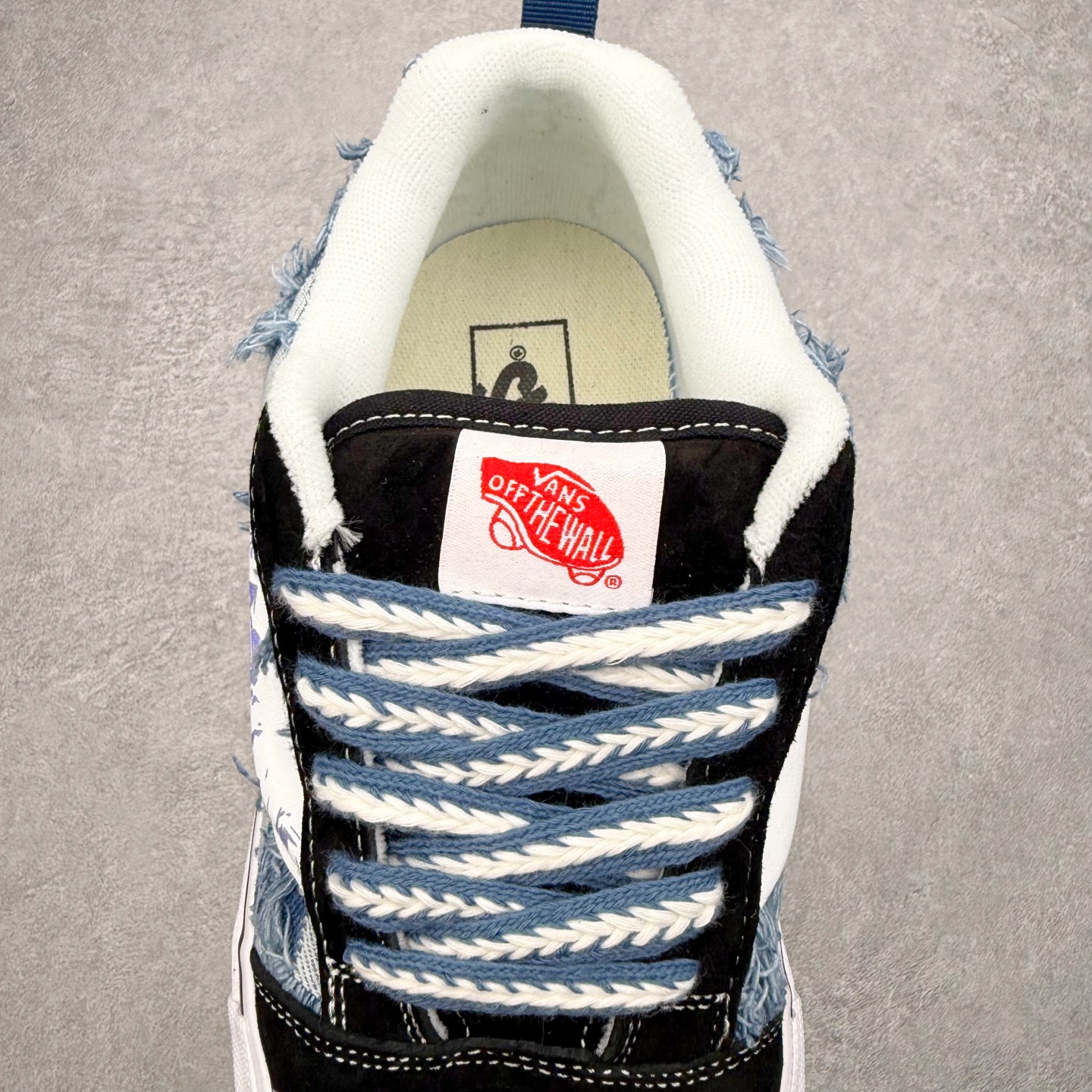 图片[5]-Vans Knu Skool 万花弄 面包鞋 “格韵复古” 主题传递滑板文化态度，黑白蓝三色碰撞出复古韵律，立体贴布绣着欧洲古典花纹，可调节绳结挂件点缀踝间，蓝色花纹如青花瓷流淌鞋面，贴布与挂件避开浮夸却自带辨识度。适合偏爱街头复古风的人群，日常穿搭瞬间提升文艺气质，既显态度又不抢眼。 尺码：35 36 36.5 37 38 38.5 39 40 40.5 41 42 42.5 43 44-选品中心