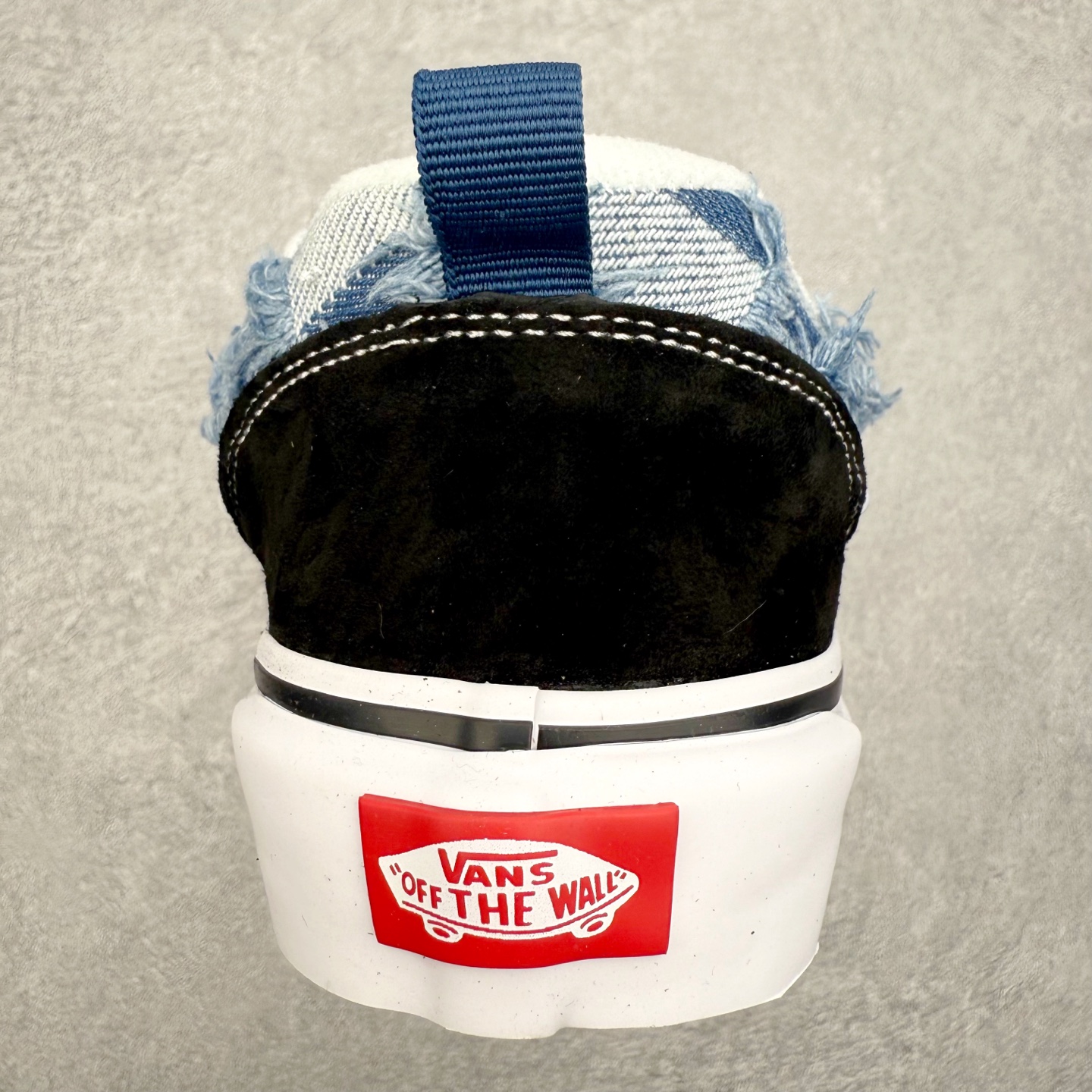 图片[8]-Vans Knu Skool 万花弄 面包鞋 “格韵复古” 主题传递滑板文化态度，黑白蓝三色碰撞出复古韵律，立体贴布绣着欧洲古典花纹，可调节绳结挂件点缀踝间，蓝色花纹如青花瓷流淌鞋面，贴布与挂件避开浮夸却自带辨识度。适合偏爱街头复古风的人群，日常穿搭瞬间提升文艺气质，既显态度又不抢眼。 尺码：35 36 36.5 37 38 38.5 39 40 40.5 41 42 42.5 43 44-选品中心