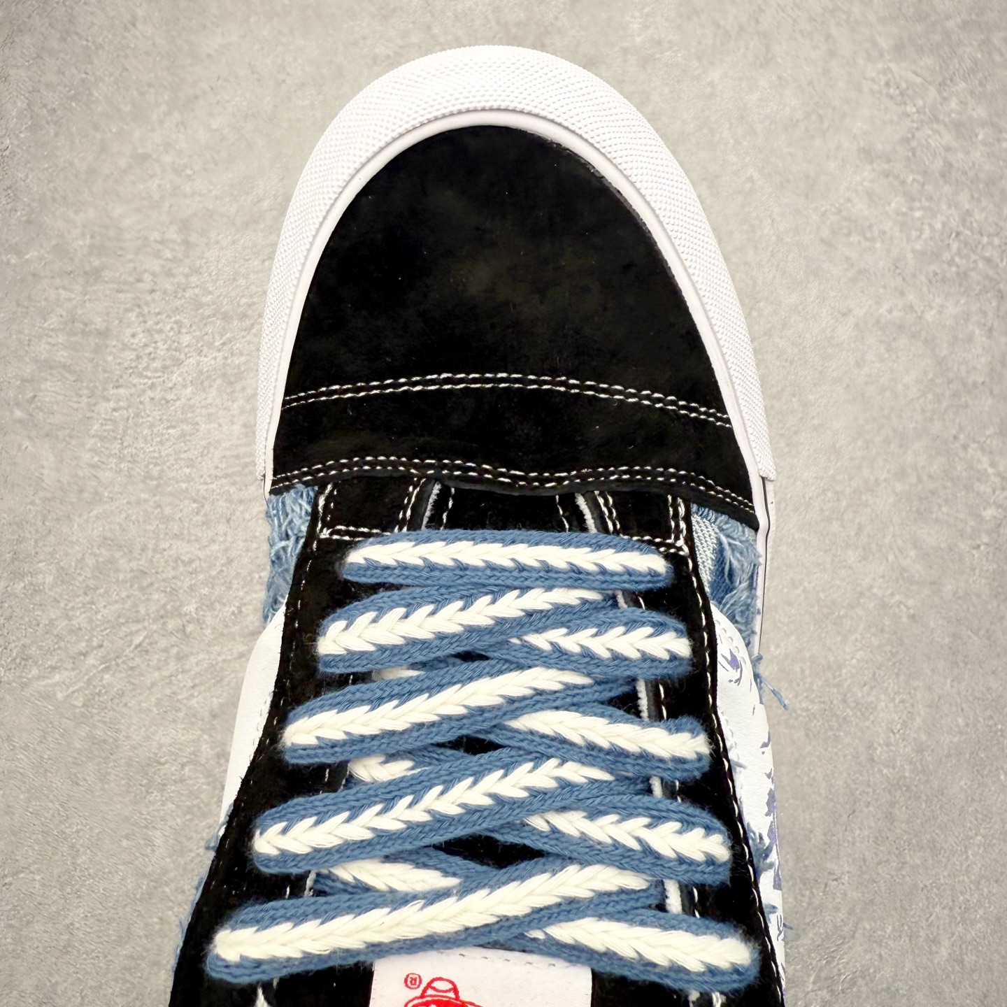 图片[4]-Vans Knu Skool 万花弄 面包鞋 “格韵复古” 主题传递滑板文化态度，黑白蓝三色碰撞出复古韵律，立体贴布绣着欧洲古典花纹，可调节绳结挂件点缀踝间，蓝色花纹如青花瓷流淌鞋面，贴布与挂件避开浮夸却自带辨识度。适合偏爱街头复古风的人群，日常穿搭瞬间提升文艺气质，既显态度又不抢眼。 尺码：35 36 36.5 37 38 38.5 39 40 40.5 41 42 42.5 43 44-选品中心