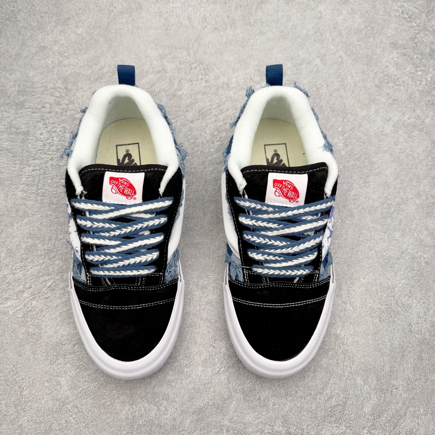 图片[2]-Vans Knu Skool 万花弄 面包鞋 “格韵复古” 主题传递滑板文化态度，黑白蓝三色碰撞出复古韵律，立体贴布绣着欧洲古典花纹，可调节绳结挂件点缀踝间，蓝色花纹如青花瓷流淌鞋面，贴布与挂件避开浮夸却自带辨识度。适合偏爱街头复古风的人群，日常穿搭瞬间提升文艺气质，既显态度又不抢眼。 尺码：35 36 36.5 37 38 38.5 39 40 40.5 41 42 42.5 43 44-选品中心