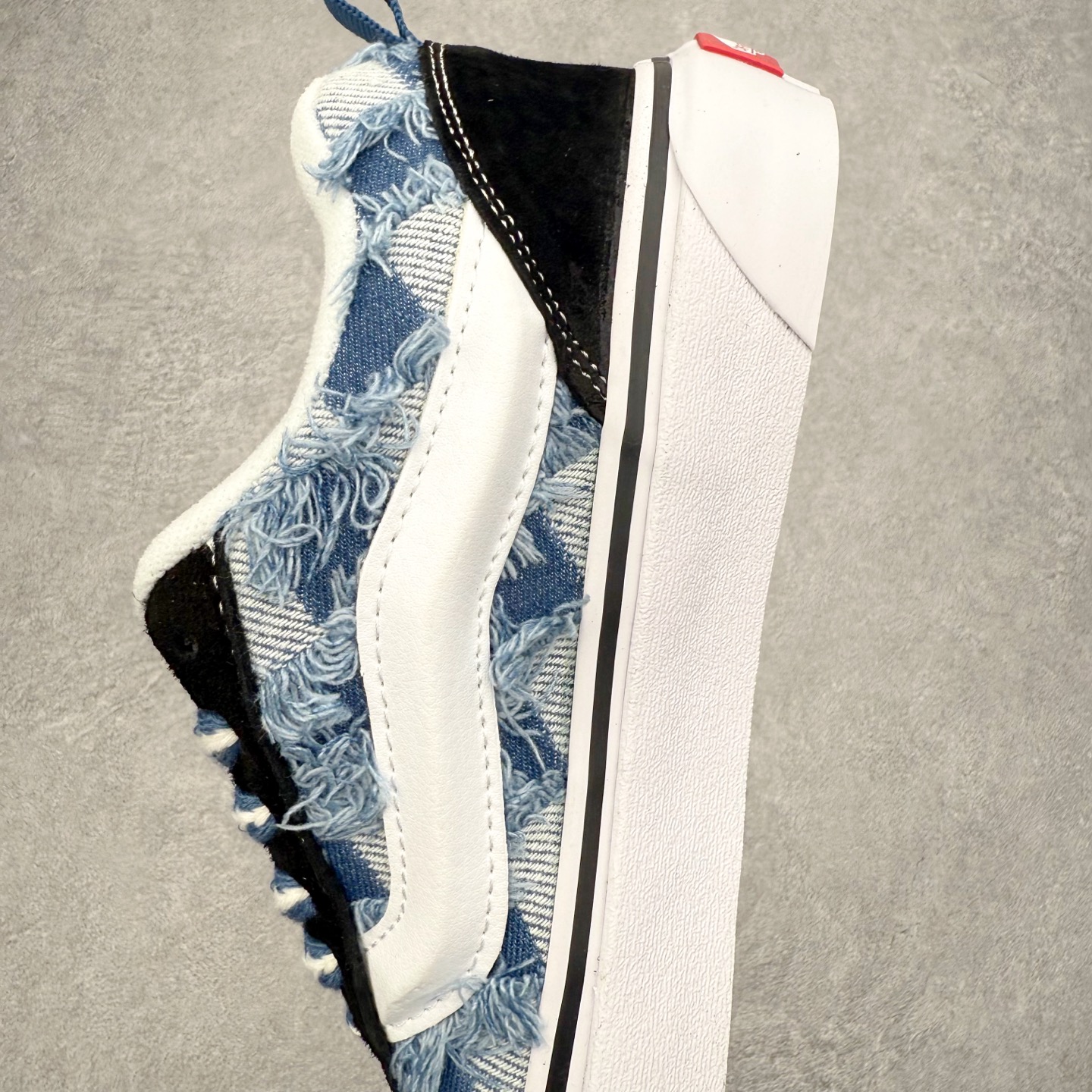 图片[7]-Vans Knu Skool 万花弄 面包鞋 “格韵复古” 主题传递滑板文化态度，黑白蓝三色碰撞出复古韵律，立体贴布绣着欧洲古典花纹，可调节绳结挂件点缀踝间，蓝色花纹如青花瓷流淌鞋面，贴布与挂件避开浮夸却自带辨识度。适合偏爱街头复古风的人群，日常穿搭瞬间提升文艺气质，既显态度又不抢眼。 尺码：35 36 36.5 37 38 38.5 39 40 40.5 41 42 42.5 43 44-选品中心