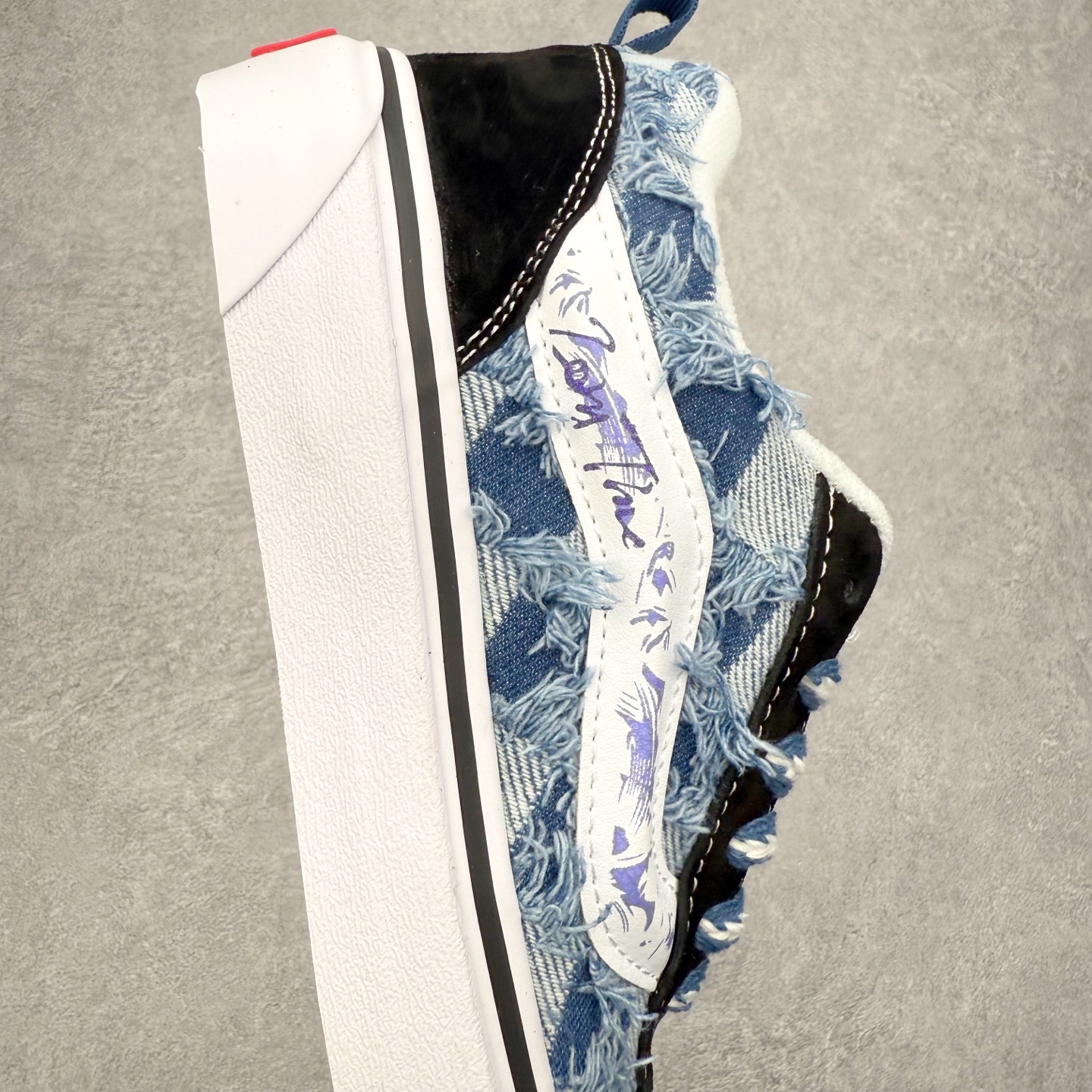 图片[6]-Vans Knu Skool 万花弄 面包鞋 “格韵复古” 主题传递滑板文化态度，黑白蓝三色碰撞出复古韵律，立体贴布绣着欧洲古典花纹，可调节绳结挂件点缀踝间，蓝色花纹如青花瓷流淌鞋面，贴布与挂件避开浮夸却自带辨识度。适合偏爱街头复古风的人群，日常穿搭瞬间提升文艺气质，既显态度又不抢眼。 尺码：35 36 36.5 37 38 38.5 39 40 40.5 41 42 42.5 43 44-选品中心