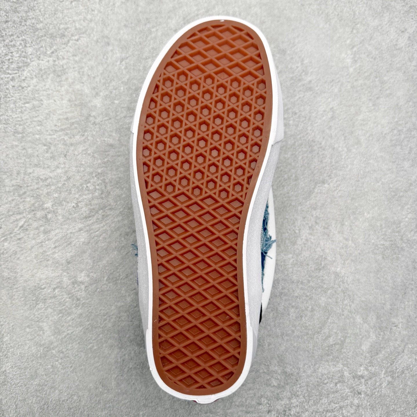 图片[9]-Vans Knu Skool 万花弄 面包鞋 “格韵复古” 主题传递滑板文化态度，黑白蓝三色碰撞出复古韵律，立体贴布绣着欧洲古典花纹，可调节绳结挂件点缀踝间，蓝色花纹如青花瓷流淌鞋面，贴布与挂件避开浮夸却自带辨识度。适合偏爱街头复古风的人群，日常穿搭瞬间提升文艺气质，既显态度又不抢眼。 尺码：35 36 36.5 37 38 38.5 39 40 40.5 41 42 42.5 43 44-选品中心