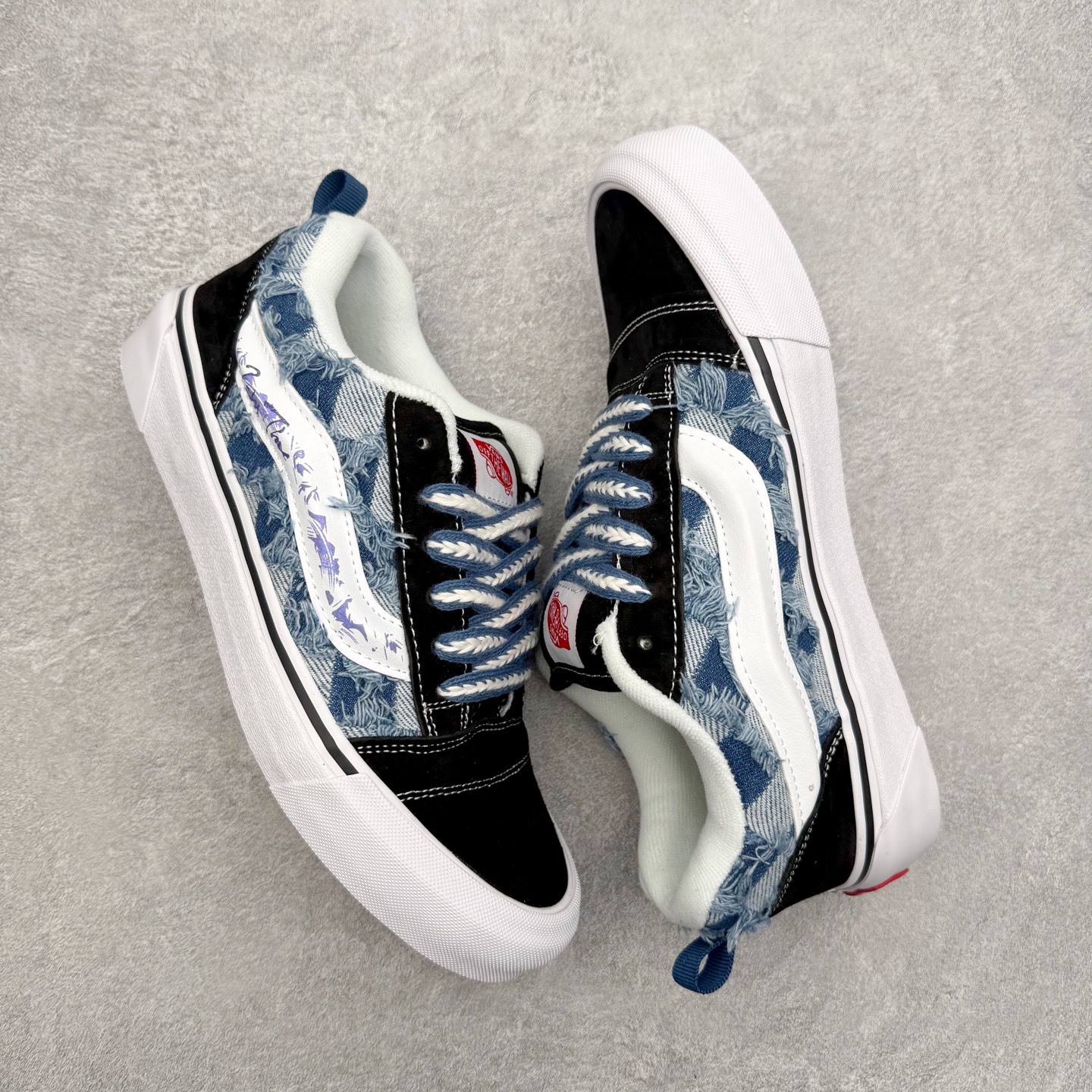 图片[3]-Vans Knu Skool 万花弄 面包鞋 “格韵复古” 主题传递滑板文化态度，黑白蓝三色碰撞出复古韵律，立体贴布绣着欧洲古典花纹，可调节绳结挂件点缀踝间，蓝色花纹如青花瓷流淌鞋面，贴布与挂件避开浮夸却自带辨识度。适合偏爱街头复古风的人群，日常穿搭瞬间提升文艺气质，既显态度又不抢眼。 尺码：35 36 36.5 37 38 38.5 39 40 40.5 41 42 42.5 43 44-选品中心