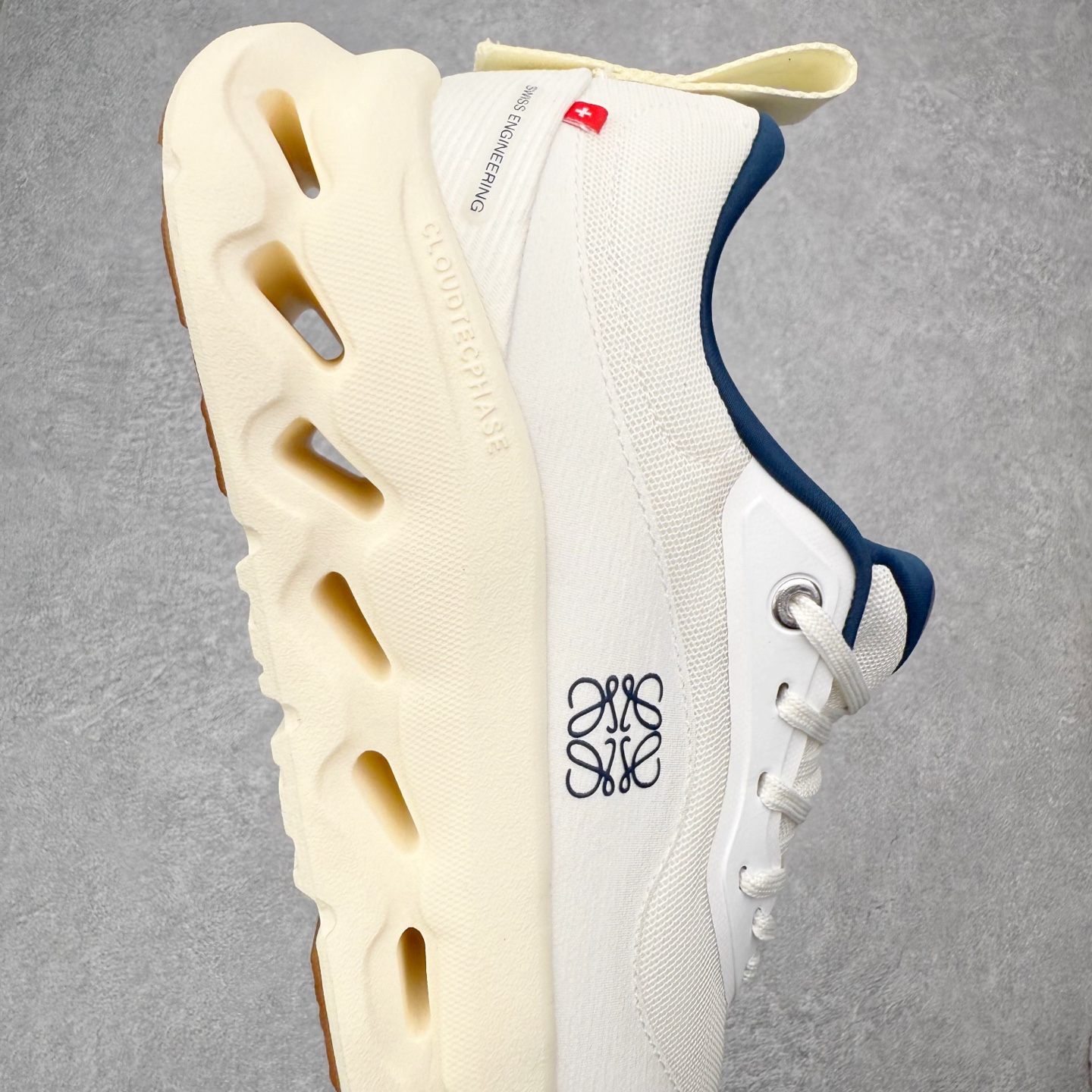 图片[6]-LOEWE x On Cloudtilt 2.0 昂跑罗意威联名 圆头系带生活休闲鞋 此运动品牌 开创于2010年 缓震着陆、强效回弹、轻柔质感的设计构思始终是ON研制关键 与此同时基于“为全球提供革新性的跑步感受”信念 陆续推出了多款跑鞋及其以专业运动人体跑步工程学为设计关键的功能性跑步服饰设备 让跑者不费力气地畅快畅跑 尺码：36 36.5 37.5 38 38.5 39 40 40.5 41 42 42.5 43 44 44.5 45-选品中心