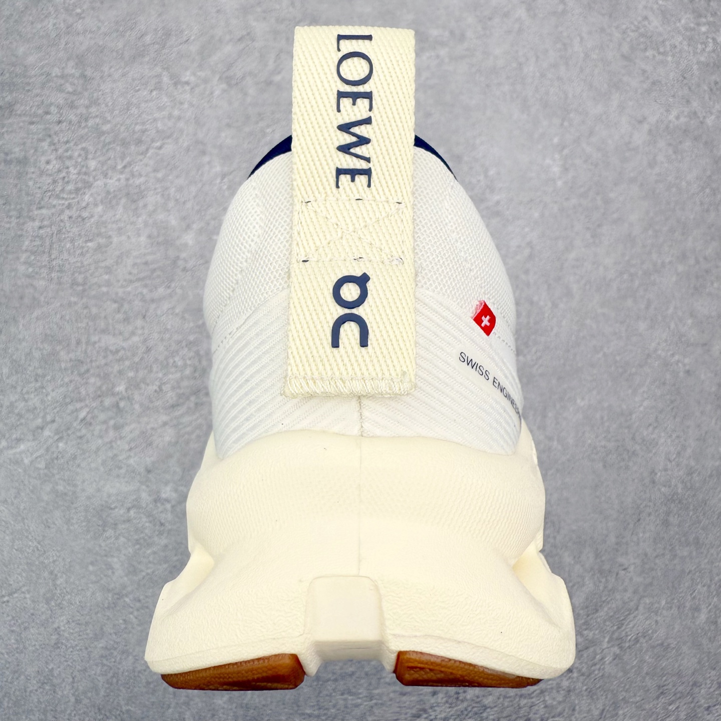 图片[8]-LOEWE x On Cloudtilt 2.0 昂跑罗意威联名 圆头系带生活休闲鞋 此运动品牌 开创于2010年 缓震着陆、强效回弹、轻柔质感的设计构思始终是ON研制关键 与此同时基于“为全球提供革新性的跑步感受”信念 陆续推出了多款跑鞋及其以专业运动人体跑步工程学为设计关键的功能性跑步服饰设备 让跑者不费力气地畅快畅跑 尺码：36 36.5 37.5 38 38.5 39 40 40.5 41 42 42.5 43 44 44.5 45-选品中心