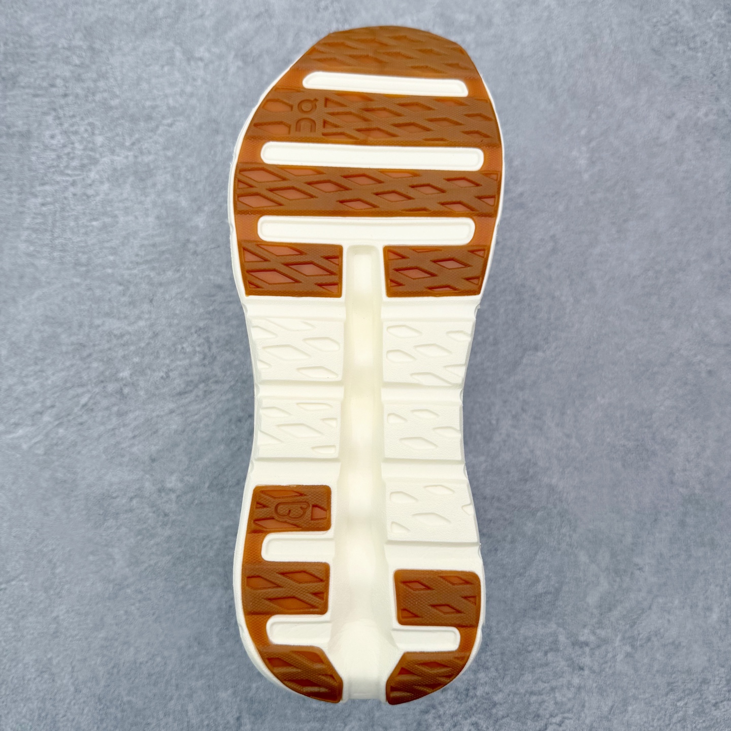 图片[9]-LOEWE x On Cloudtilt 2.0 昂跑罗意威联名 圆头系带生活休闲鞋 此运动品牌 开创于2010年 缓震着陆、强效回弹、轻柔质感的设计构思始终是ON研制关键 与此同时基于“为全球提供革新性的跑步感受”信念 陆续推出了多款跑鞋及其以专业运动人体跑步工程学为设计关键的功能性跑步服饰设备 让跑者不费力气地畅快畅跑 尺码：36 36.5 37.5 38 38.5 39 40 40.5 41 42 42.5 43 44 44.5 45-选品中心