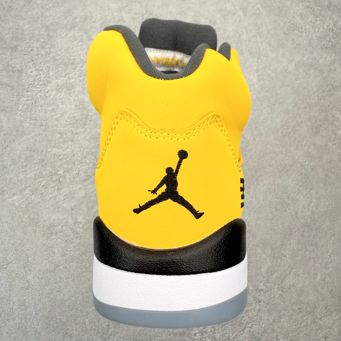 图片[8]-＃外贸版 Air Jordan AJ5 Retro Tokyo T23 京东黑黄 IO3372-700 原纸板楦头开发 进口头层皮料 完美鞋型匹配公司货 正确鞋舌立体高频 最新原厂底模 大底卡色咬花完美 鞋柜必备鞋款 终端现货供应 尺码：36 36.5 37.5 38 38.5 39 40 40.5 41 42 42.5 43 44 44.5 45 46 47.5-选品中心