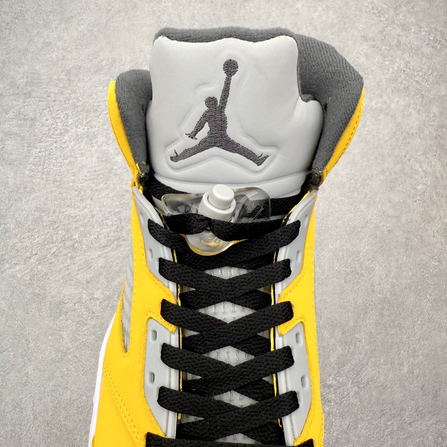 图片[5]-＃外贸版 Air Jordan AJ5 Retro Tokyo T23 京东黑黄 IO3372-700 原纸板楦头开发 进口头层皮料 完美鞋型匹配公司货 正确鞋舌立体高频 最新原厂底模 大底卡色咬花完美 鞋柜必备鞋款 终端现货供应 尺码：36 36.5 37.5 38 38.5 39 40 40.5 41 42 42.5 43 44 44.5 45 46 47.5-选品中心