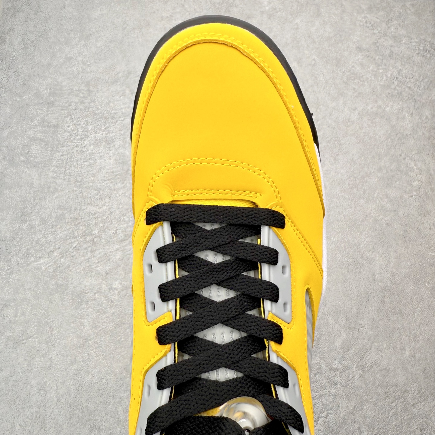 图片[4]-＃外贸版 Air Jordan AJ5 Retro Tokyo T23 京东黑黄 IO3372-700 原纸板楦头开发 进口头层皮料 完美鞋型匹配公司货 正确鞋舌立体高频 最新原厂底模 大底卡色咬花完美 鞋柜必备鞋款 终端现货供应 尺码：36 36.5 37.5 38 38.5 39 40 40.5 41 42 42.5 43 44 44.5 45 46 47.5-选品中心