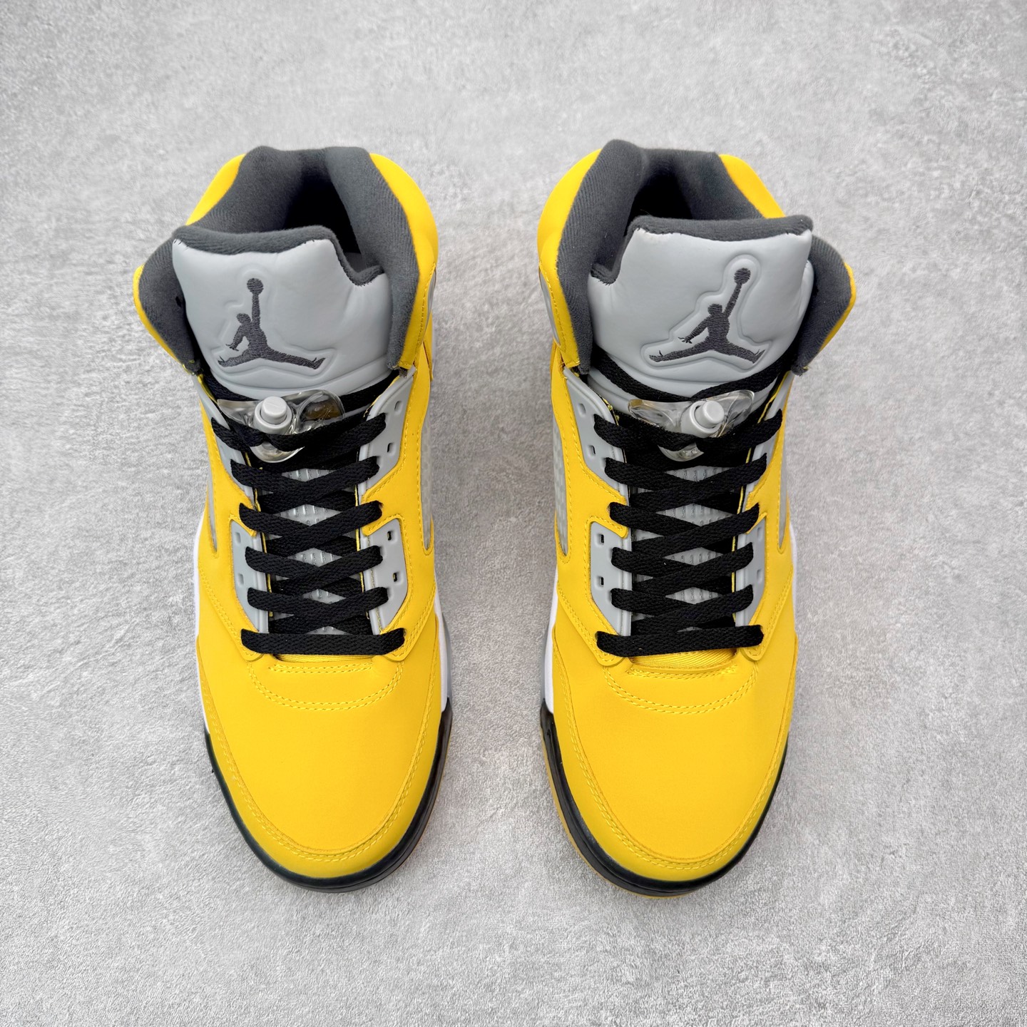 图片[2]-＃外贸版 Air Jordan AJ5 Retro Tokyo T23 京东黑黄 IO3372-700 原纸板楦头开发 进口头层皮料 完美鞋型匹配公司货 正确鞋舌立体高频 最新原厂底模 大底卡色咬花完美 鞋柜必备鞋款 终端现货供应 尺码：36 36.5 37.5 38 38.5 39 40 40.5 41 42 42.5 43 44 44.5 45 46 47.5-选品中心