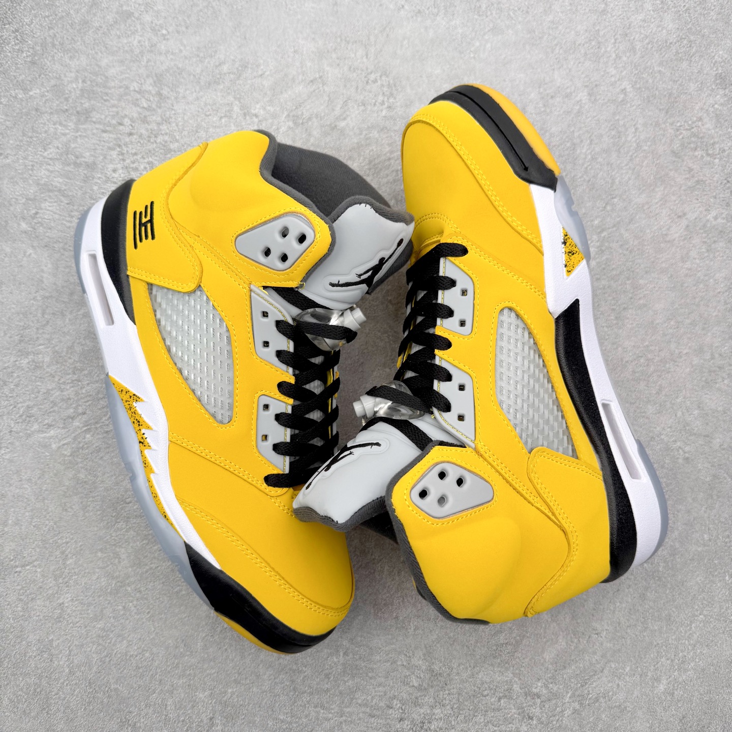 图片[3]-＃外贸版 Air Jordan AJ5 Retro Tokyo T23 京东黑黄 IO3372-700 原纸板楦头开发 进口头层皮料 完美鞋型匹配公司货 正确鞋舌立体高频 最新原厂底模 大底卡色咬花完美 鞋柜必备鞋款 终端现货供应 尺码：36 36.5 37.5 38 38.5 39 40 40.5 41 42 42.5 43 44 44.5 45 46 47.5-选品中心