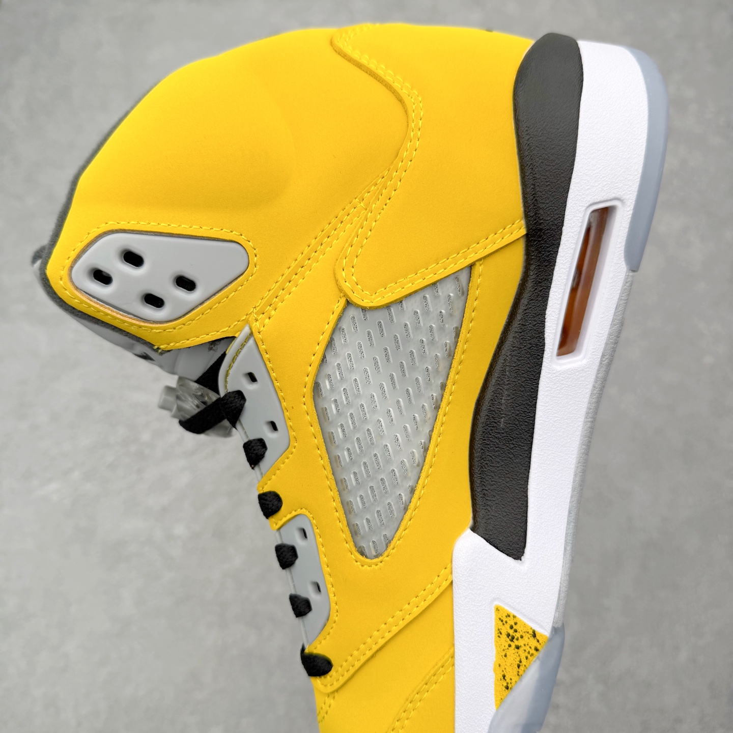 图片[7]-＃外贸版 Air Jordan AJ5 Retro Tokyo T23 京东黑黄 IO3372-700 原纸板楦头开发 进口头层皮料 完美鞋型匹配公司货 正确鞋舌立体高频 最新原厂底模 大底卡色咬花完美 鞋柜必备鞋款 终端现货供应 尺码：36 36.5 37.5 38 38.5 39 40 40.5 41 42 42.5 43 44 44.5 45 46 47.5-选品中心