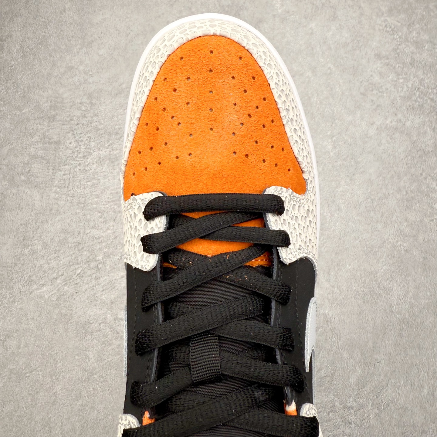 图片[4]-＃F版 NK SB Dunk Low FZ1233-001 极限压缩利润空间 超乎所想的高性价比 用料绝不含糊 原盒原配 正确耐磨橡胶大底 超高清洁度 全鞋零毛边皮料切割 全套原楦原模倾力打造完美版型 尺码：36 36.5 37.5 38 38.5 39 40 40.5 41 42 42.5 43 44 44.5 45 46 47.5-选品中心