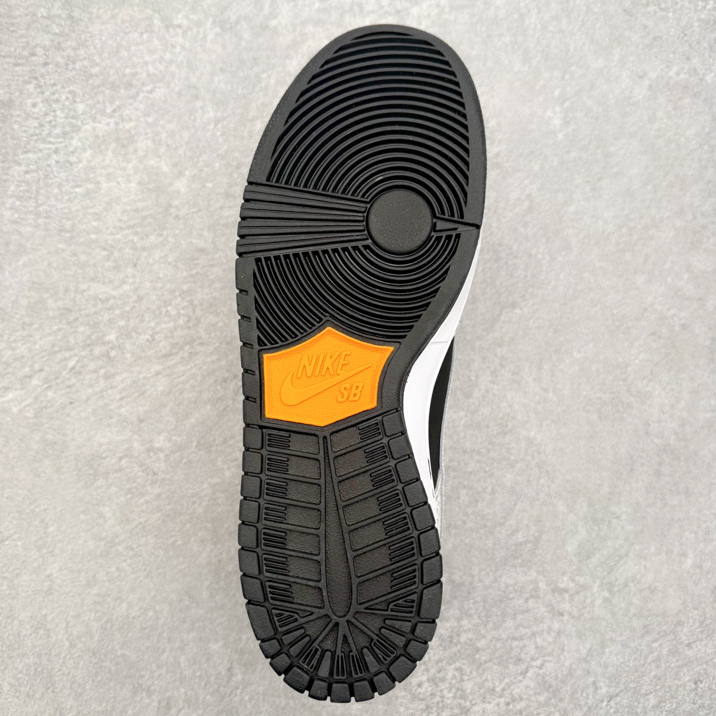 图片[9]-＃F版 NK SB Dunk Low FZ1233-001 极限压缩利润空间 超乎所想的高性价比 用料绝不含糊 原盒原配 正确耐磨橡胶大底 超高清洁度 全鞋零毛边皮料切割 全套原楦原模倾力打造完美版型 尺码：36 36.5 37.5 38 38.5 39 40 40.5 41 42 42.5 43 44 44.5 45 46 47.5-选品中心