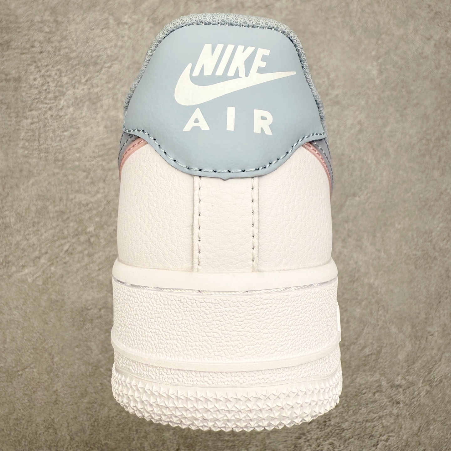 图片[8]-NK Air Force 1´07 Low 空军一号低帮百搭休闲运动板鞋CW1574-100 柔软、弹性十足的缓震性能和出色的中底设计 横跨复古与现代的外型结合 造就出风靡全球 三十多年的Force 1 直到今天还深受青睐 实拍调校N版已经零色差零失真 百分百还原实物色彩所见即所得 不存在货不对板色差等低级问题 选购参考实物拍摄 不混卖不参货 只用心做好货严格选品 承诺混一赔十 尺码：36 36.5 37.5 38 38.5 39 40 40.5 41 42 42.5 43 44 44.5 45-选品中心