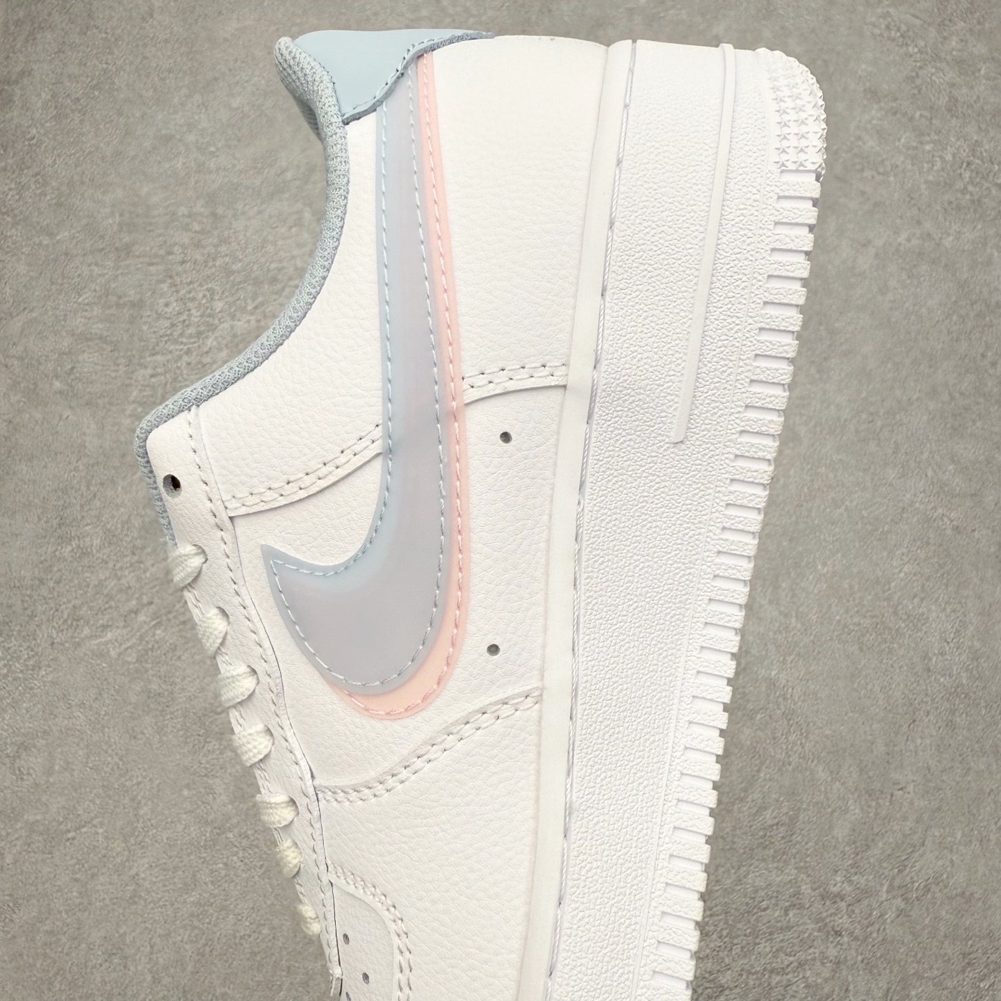 图片[7]-NK Air Force 1´07 Low 空军一号低帮百搭休闲运动板鞋CW1574-100 柔软、弹性十足的缓震性能和出色的中底设计 横跨复古与现代的外型结合 造就出风靡全球 三十多年的Force 1 直到今天还深受青睐 实拍调校N版已经零色差零失真 百分百还原实物色彩所见即所得 不存在货不对板色差等低级问题 选购参考实物拍摄 不混卖不参货 只用心做好货严格选品 承诺混一赔十 尺码：36 36.5 37.5 38 38.5 39 40 40.5 41 42 42.5 43 44 44.5 45-选品中心