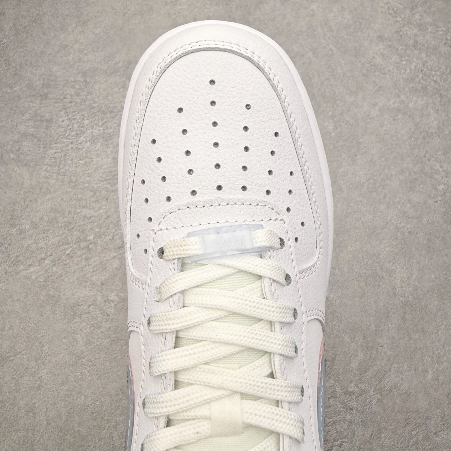 图片[4]-NK Air Force 1´07 Low 空军一号低帮百搭休闲运动板鞋CW1574-100 柔软、弹性十足的缓震性能和出色的中底设计 横跨复古与现代的外型结合 造就出风靡全球 三十多年的Force 1 直到今天还深受青睐 实拍调校N版已经零色差零失真 百分百还原实物色彩所见即所得 不存在货不对板色差等低级问题 选购参考实物拍摄 不混卖不参货 只用心做好货严格选品 承诺混一赔十 尺码：36 36.5 37.5 38 38.5 39 40 40.5 41 42 42.5 43 44 44.5 45-选品中心