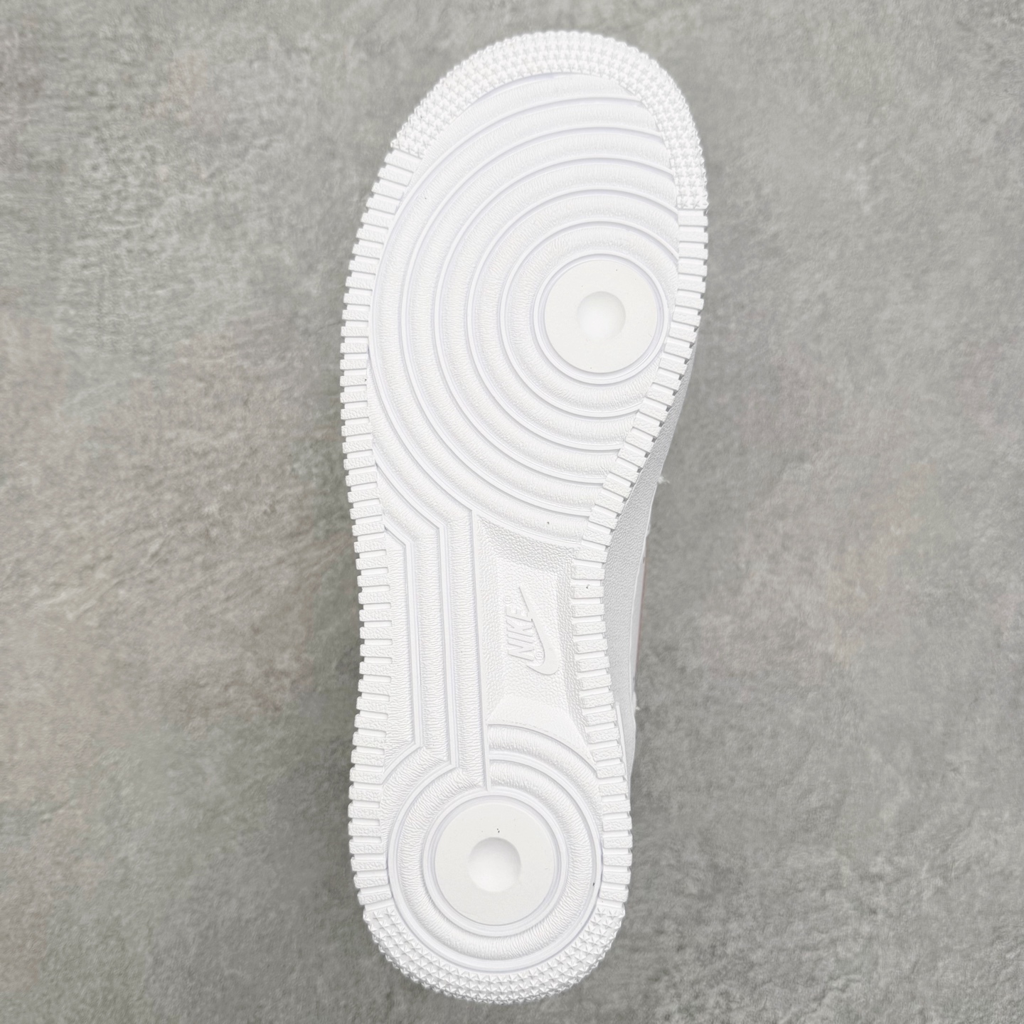 图片[9]-NK Air Force 1´07 Low 空军一号低帮百搭休闲运动板鞋CW1574-100 柔软、弹性十足的缓震性能和出色的中底设计 横跨复古与现代的外型结合 造就出风靡全球 三十多年的Force 1 直到今天还深受青睐 实拍调校N版已经零色差零失真 百分百还原实物色彩所见即所得 不存在货不对板色差等低级问题 选购参考实物拍摄 不混卖不参货 只用心做好货严格选品 承诺混一赔十 尺码：36 36.5 37.5 38 38.5 39 40 40.5 41 42 42.5 43 44 44.5 45-选品中心