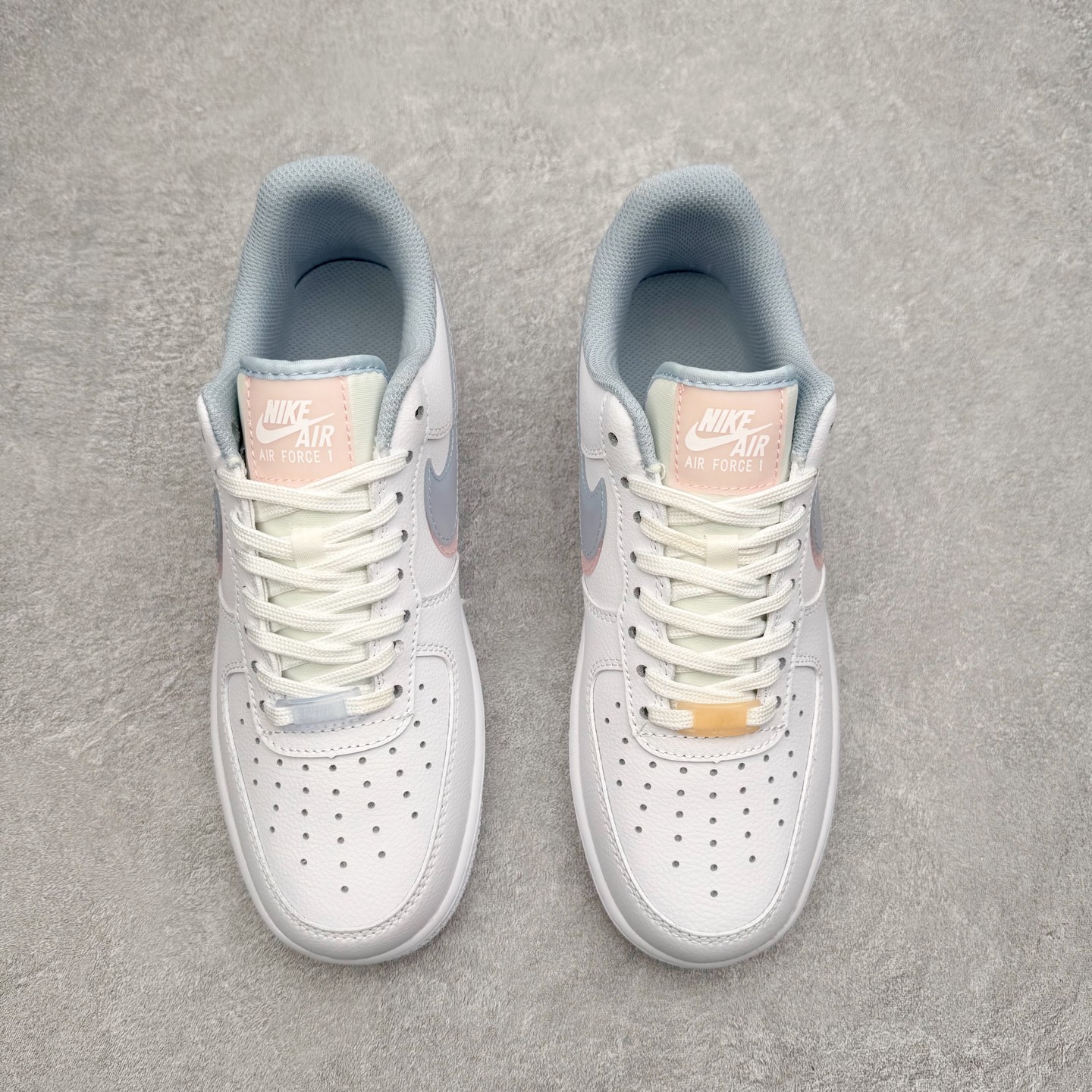 图片[2]-NK Air Force 1´07 Low 空军一号低帮百搭休闲运动板鞋CW1574-100 柔软、弹性十足的缓震性能和出色的中底设计 横跨复古与现代的外型结合 造就出风靡全球 三十多年的Force 1 直到今天还深受青睐 实拍调校N版已经零色差零失真 百分百还原实物色彩所见即所得 不存在货不对板色差等低级问题 选购参考实物拍摄 不混卖不参货 只用心做好货严格选品 承诺混一赔十 尺码：36 36.5 37.5 38 38.5 39 40 40.5 41 42 42.5 43 44 44.5 45-选品中心