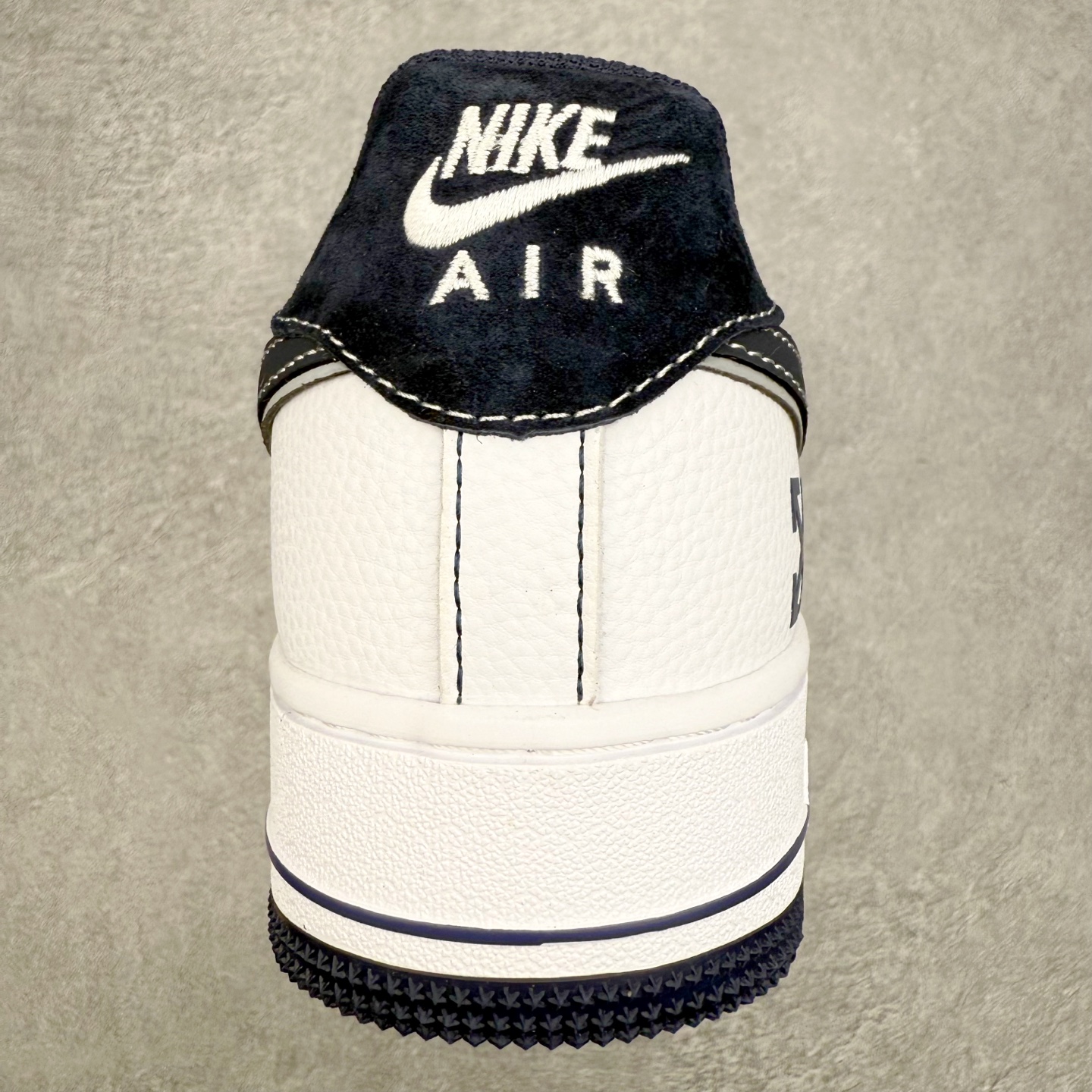 图片[8]-NK Air Force 1´07 Low 空军一号低帮百搭休闲运动板鞋 HV5999-002 柔软、弹性十足的缓震性能和出色的中底设计 横跨复古与现代的外型结合 造就出风靡全球 三十多年的Force 1 直到今天还深受青睐 实拍调校N版已经零色差零失真 百分百还原实物色彩所见即所得 不存在货不对板色差等低级问题 选购参考实物拍摄 不混卖不参货 只用心做好货严格选品 承诺混一赔十 尺码：36 36.5 37.5 38 38.5 39 40 40.5 41 42 42.5 43 44 44.5 45-选品中心