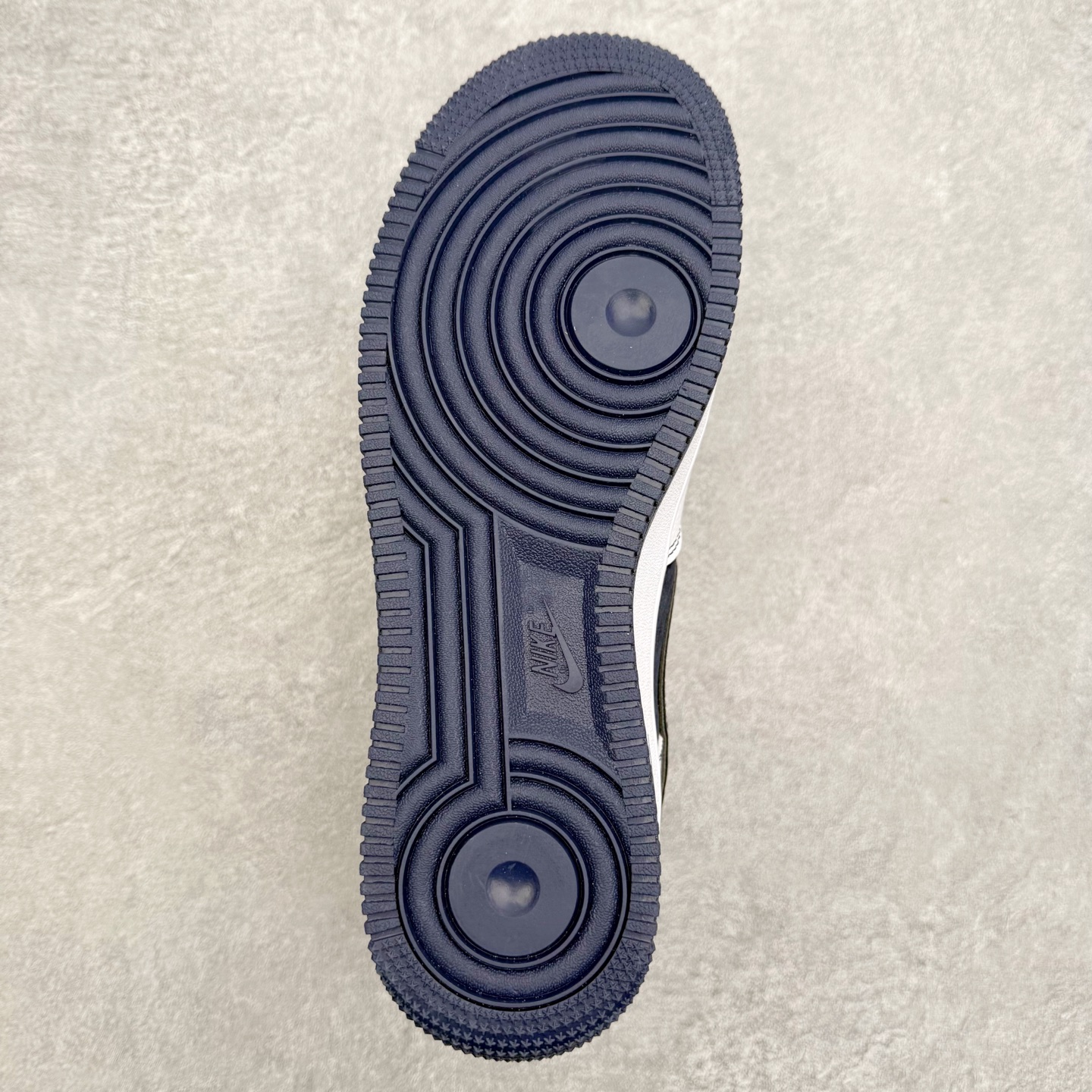 图片[9]-NK Air Force 1´07 Low 空军一号低帮百搭休闲运动板鞋 HV5999-002 柔软、弹性十足的缓震性能和出色的中底设计 横跨复古与现代的外型结合 造就出风靡全球 三十多年的Force 1 直到今天还深受青睐 实拍调校N版已经零色差零失真 百分百还原实物色彩所见即所得 不存在货不对板色差等低级问题 选购参考实物拍摄 不混卖不参货 只用心做好货严格选品 承诺混一赔十 尺码：36 36.5 37.5 38 38.5 39 40 40.5 41 42 42.5 43 44 44.5 45-选品中心