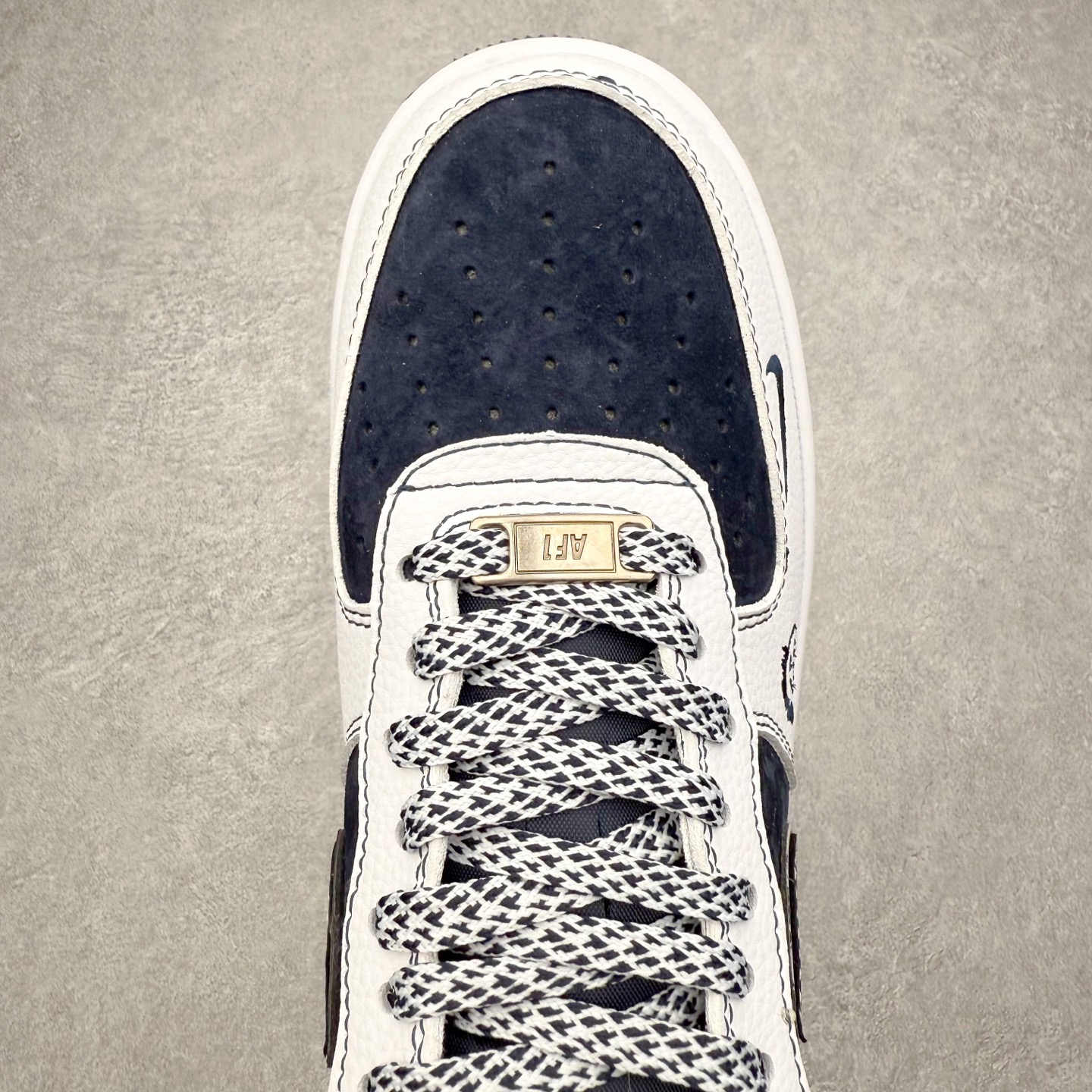 图片[4]-NK Air Force 1´07 Low 空军一号低帮百搭休闲运动板鞋 HV5999-002 柔软、弹性十足的缓震性能和出色的中底设计 横跨复古与现代的外型结合 造就出风靡全球 三十多年的Force 1 直到今天还深受青睐 实拍调校N版已经零色差零失真 百分百还原实物色彩所见即所得 不存在货不对板色差等低级问题 选购参考实物拍摄 不混卖不参货 只用心做好货严格选品 承诺混一赔十 尺码：36 36.5 37.5 38 38.5 39 40 40.5 41 42 42.5 43 44 44.5 45-选品中心