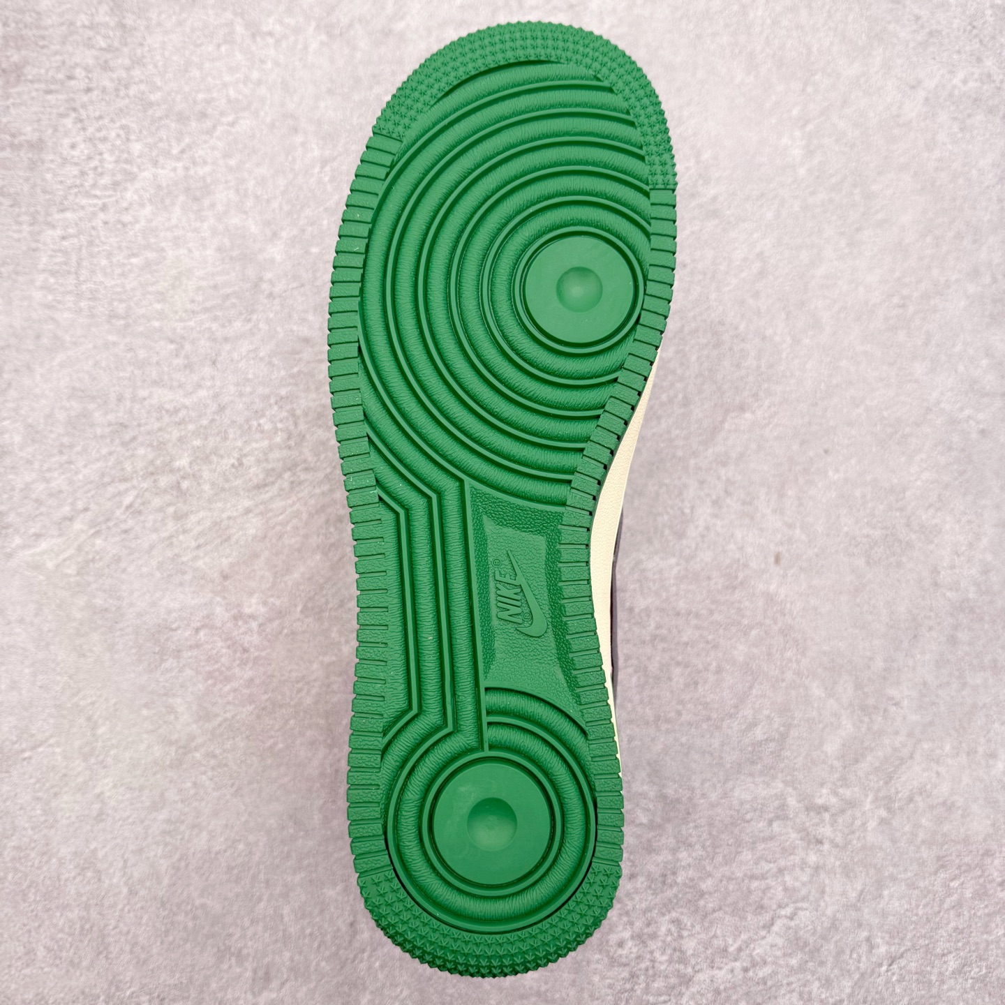 图片[9]-NK Air Force 1´07 Low 空军一号低帮百搭休闲运动板鞋 QW5606-260 柔软、弹性十足的缓震性能和出色的中底设计 横跨复古与现代的外型结合 造就出风靡全球 三十多年的Force 1 直到今天还深受青睐 实拍调校N版已经零色差零失真 百分百还原实物色彩所见即所得 不存在货不对板色差等低级问题 选购参考实物拍摄 不混卖不参货 只用心做好货严格选品 承诺混一赔十 尺码：36 36.5 37.5 38 38.5 39 40 40.5 41 42 42.5 43 44 44.5 45-选品中心