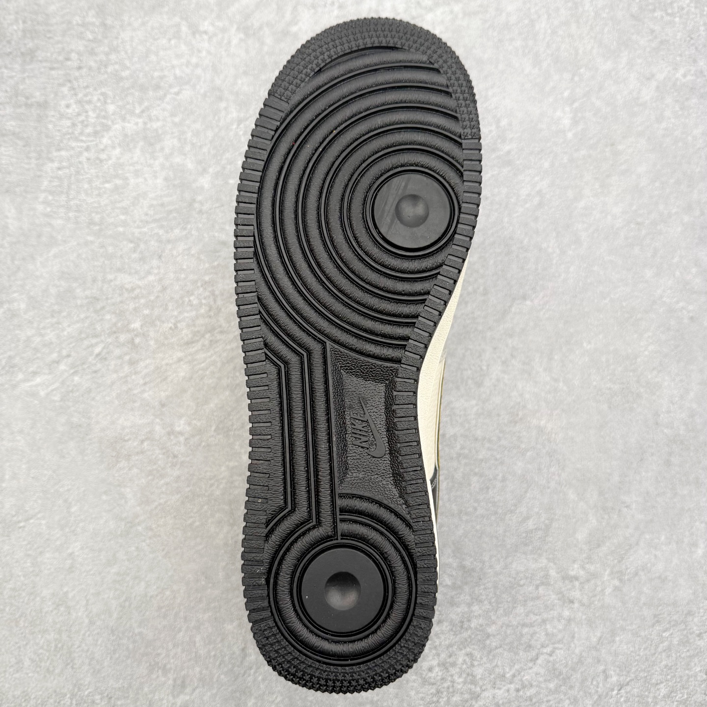 图片[9]-NK Air Force 1´07 Low 空军一号低帮百搭休闲运动板鞋 DF0188-104 柔软、弹性十足的缓震性能和出色的中底设计 横跨复古与现代的外型结合 造就出风靡全球 三十多年的Force 1 直到今天还深受青睐 实拍调校N版已经零色差零失真 百分百还原实物色彩所见即所得 不存在货不对板色差等低级问题 选购参考实物拍摄 不混卖不参货 只用心做好货严格选品 承诺混一赔十 尺码：36 36.5 37.5 38 38.5 39 40 40.5 41 42 42.5 43 44 44.5 45-选品中心