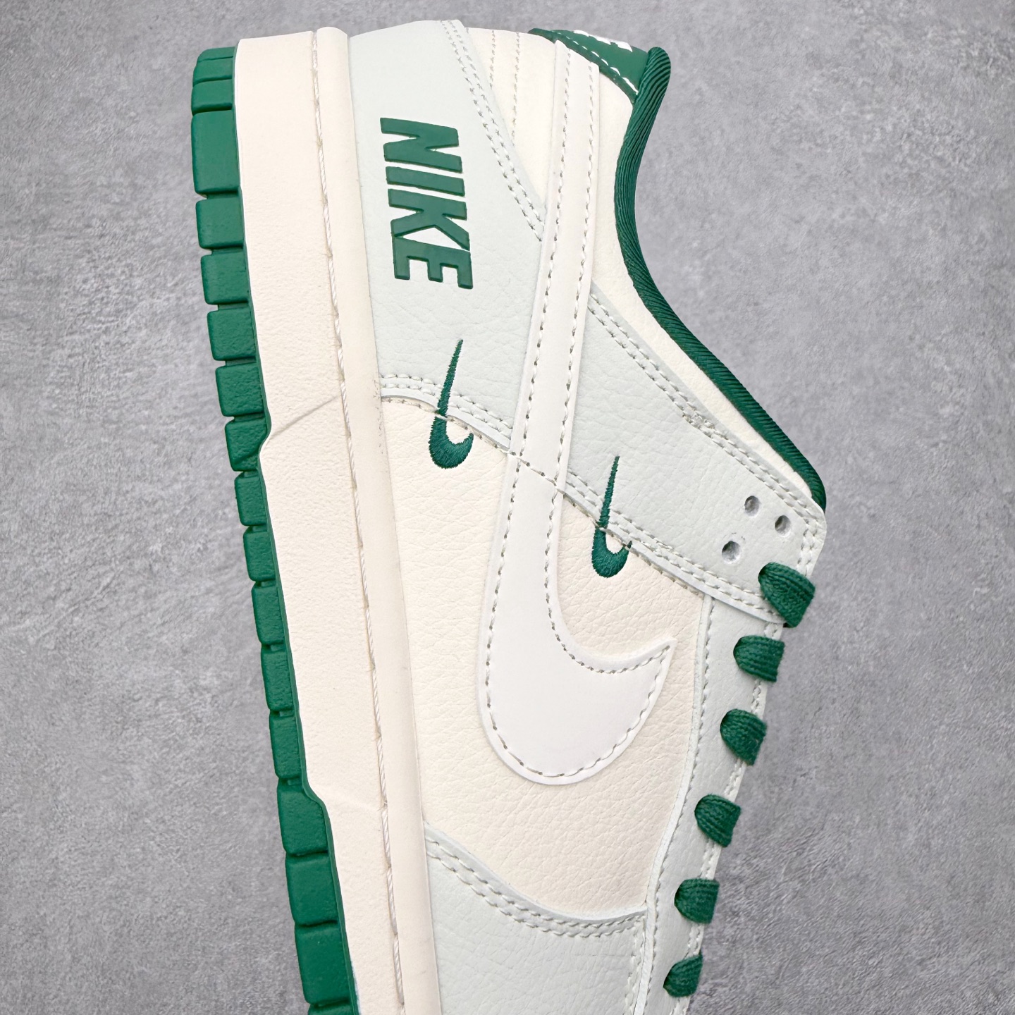 图片[6]-NK Dunk Low 定制配色 JP1628-063 大厂出品 极力推荐 原装头层材料 独家版型蒸餾加工帶來的是更好的视觉和脚感体验大厂纯原品质出货 清洁度 电绣工艺 皮料切割干净无任何毛边 细节完美 实拍调校N版已经零色差零失真 百分百还原实物色彩所见即所得 不存在货不对板色差等低级问题 选购参考实物拍摄 不混卖不参货 只用心做好货严格选品 承诺混一赔十 尺码：36 36.5 37.5 38 38.5 39 40 40.5 41 42 42.5 43 44 44.5 45-选品中心