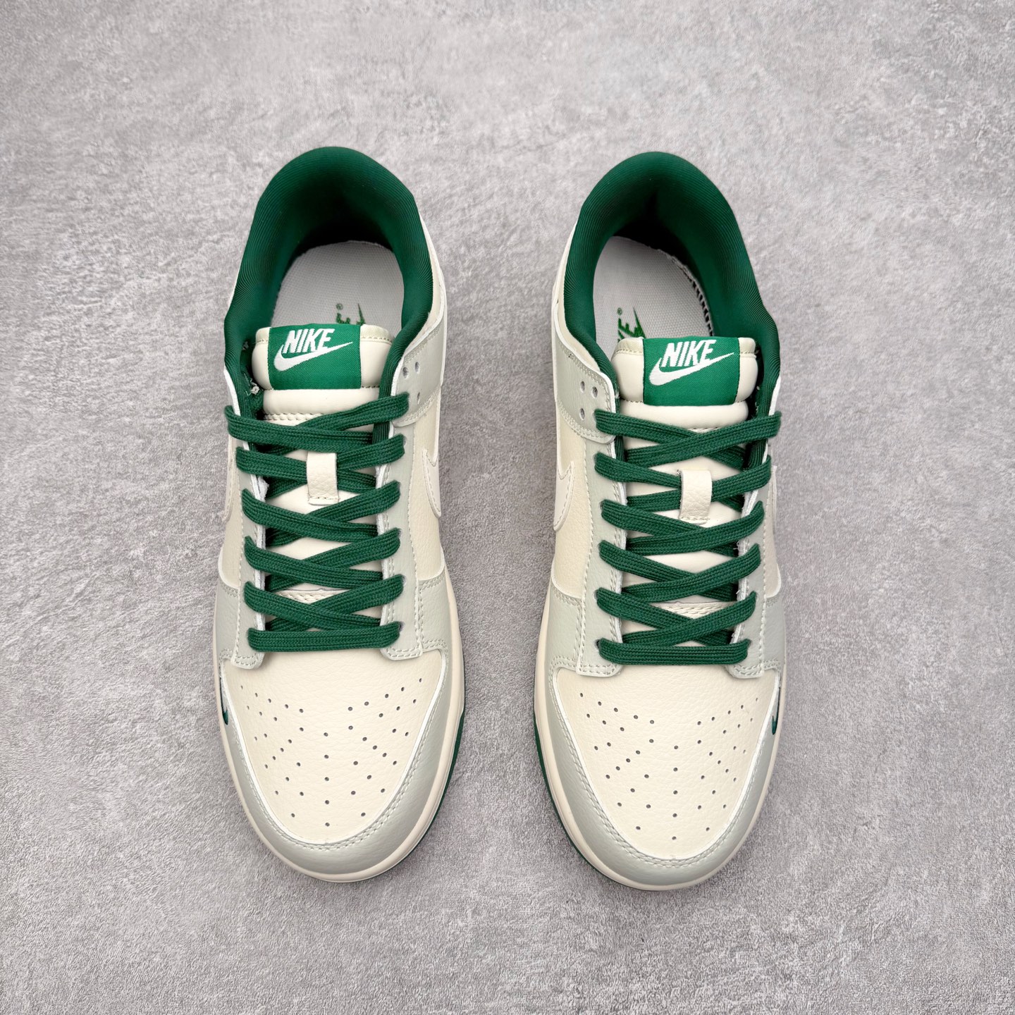 图片[2]-NK Dunk Low 定制配色 JP1628-063 大厂出品 极力推荐 原装头层材料 独家版型蒸餾加工帶來的是更好的视觉和脚感体验大厂纯原品质出货 清洁度 电绣工艺 皮料切割干净无任何毛边 细节完美 实拍调校N版已经零色差零失真 百分百还原实物色彩所见即所得 不存在货不对板色差等低级问题 选购参考实物拍摄 不混卖不参货 只用心做好货严格选品 承诺混一赔十 尺码：36 36.5 37.5 38 38.5 39 40 40.5 41 42 42.5 43 44 44.5 45-选品中心