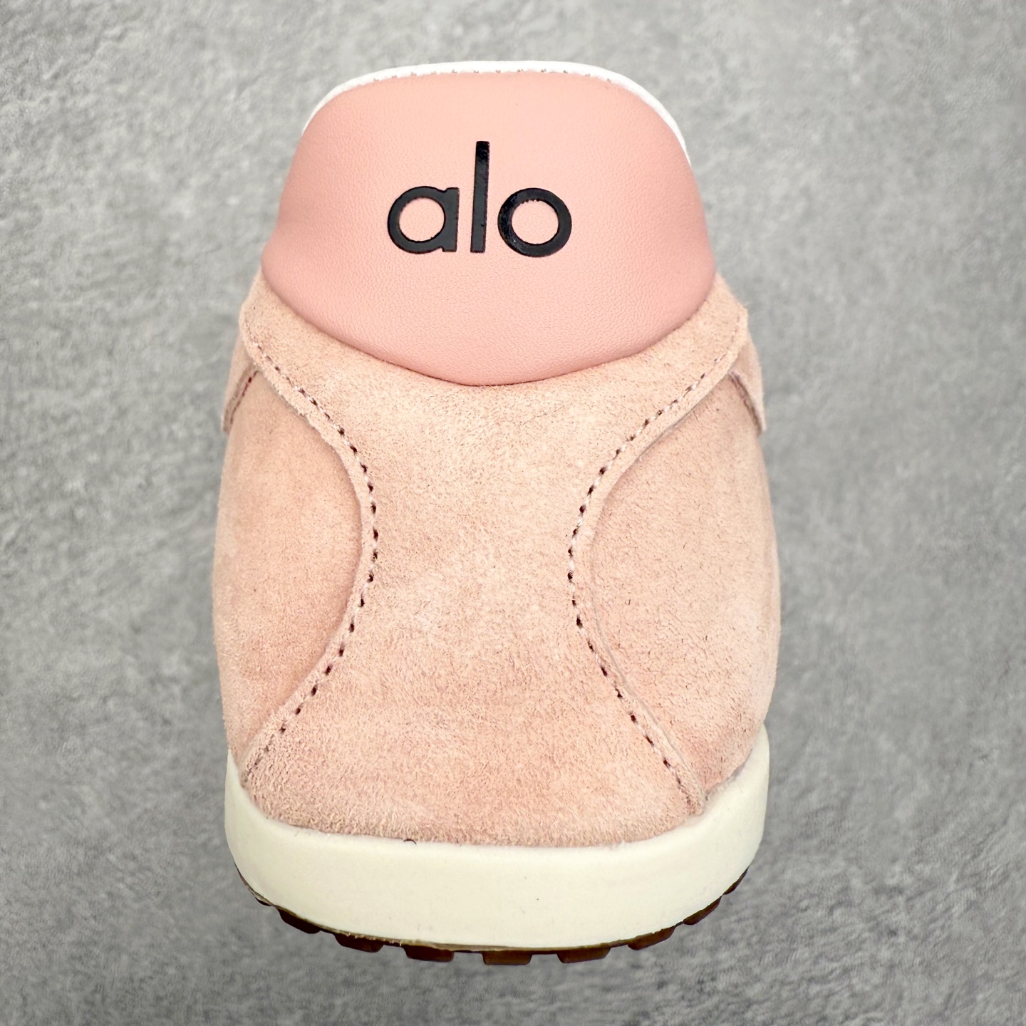 图片[8]-Alo yoga Sunset 舒适生活休闲鞋 男女同款 品牌故事Alo Yoga于2007年创立于洛杉矶，意在传播有意识的运动，同时激发人们的健康识与创造力。品牌的核心理念在于制作能够带来完美体验的瑜伽服饰与功能性单品，让有意识的运动融入并改变生活。Alo Yoga将其设计延伸到日常服饰概念，坚持不懈地捕捉当代时尚潮流，将品牌的运动美学理念、精致前卫的设计与舒适功能面料完美结合。与此同时，Alo Yoga的设计受到了时尚界人士与名人们的追捧，Talor Swift、Kendall Jenner等街拍照片中都曾出现品牌不同单品的身影。实拍调校N版已经零色差零失真 百分百还原实物色彩所见即所得 不存在货不对板色差等低级问题 选购参考实物拍摄 不混卖不参货 只用心做好货严格选品 承诺混一赔十 尺码：36 36.5 37.5 38 38.5 39 40 40.5 41 42 42.5 43 44 44.5 45-选品中心