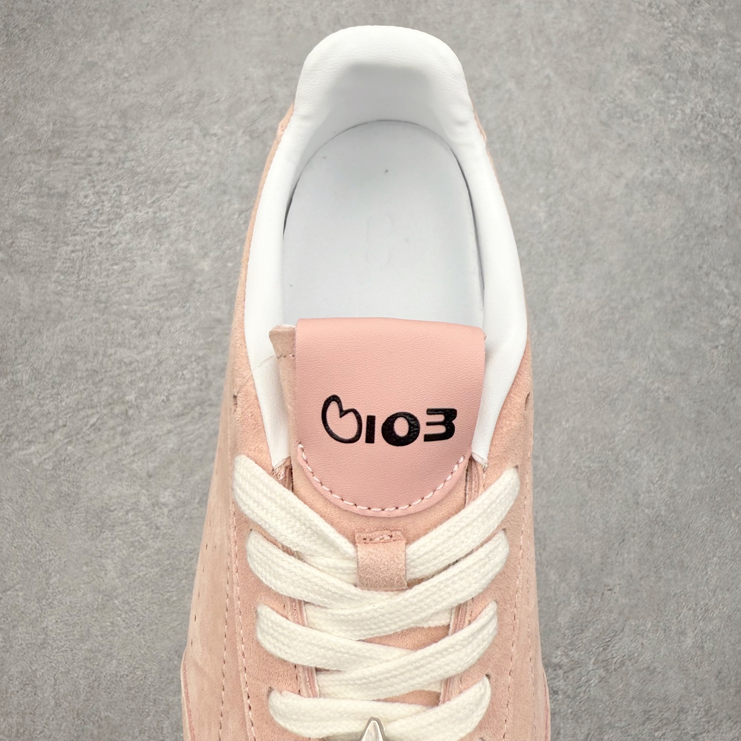 图片[5]-Alo yoga Sunset 舒适生活休闲鞋 男女同款 品牌故事Alo Yoga于2007年创立于洛杉矶，意在传播有意识的运动，同时激发人们的健康识与创造力。品牌的核心理念在于制作能够带来完美体验的瑜伽服饰与功能性单品，让有意识的运动融入并改变生活。Alo Yoga将其设计延伸到日常服饰概念，坚持不懈地捕捉当代时尚潮流，将品牌的运动美学理念、精致前卫的设计与舒适功能面料完美结合。与此同时，Alo Yoga的设计受到了时尚界人士与名人们的追捧，Talor Swift、Kendall Jenner等街拍照片中都曾出现品牌不同单品的身影。实拍调校N版已经零色差零失真 百分百还原实物色彩所见即所得 不存在货不对板色差等低级问题 选购参考实物拍摄 不混卖不参货 只用心做好货严格选品 承诺混一赔十 尺码：36 36.5 37.5 38 38.5 39 40 40.5 41 42 42.5 43 44 44.5 45-选品中心