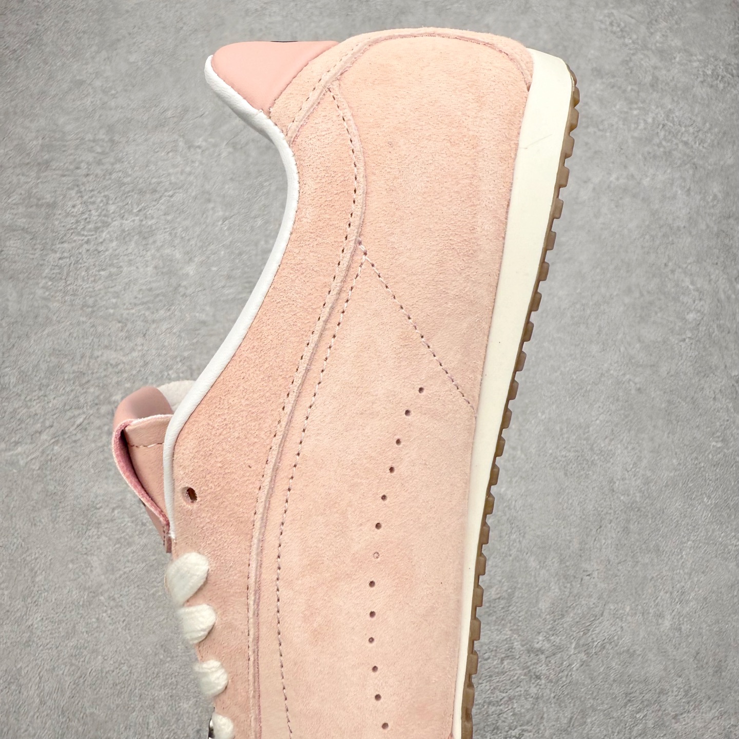 图片[7]-Alo yoga Sunset 舒适生活休闲鞋 男女同款 品牌故事Alo Yoga于2007年创立于洛杉矶，意在传播有意识的运动，同时激发人们的健康识与创造力。品牌的核心理念在于制作能够带来完美体验的瑜伽服饰与功能性单品，让有意识的运动融入并改变生活。Alo Yoga将其设计延伸到日常服饰概念，坚持不懈地捕捉当代时尚潮流，将品牌的运动美学理念、精致前卫的设计与舒适功能面料完美结合。与此同时，Alo Yoga的设计受到了时尚界人士与名人们的追捧，Talor Swift、Kendall Jenner等街拍照片中都曾出现品牌不同单品的身影。实拍调校N版已经零色差零失真 百分百还原实物色彩所见即所得 不存在货不对板色差等低级问题 选购参考实物拍摄 不混卖不参货 只用心做好货严格选品 承诺混一赔十 尺码：36 36.5 37.5 38 38.5 39 40 40.5 41 42 42.5 43 44 44.5 45-选品中心