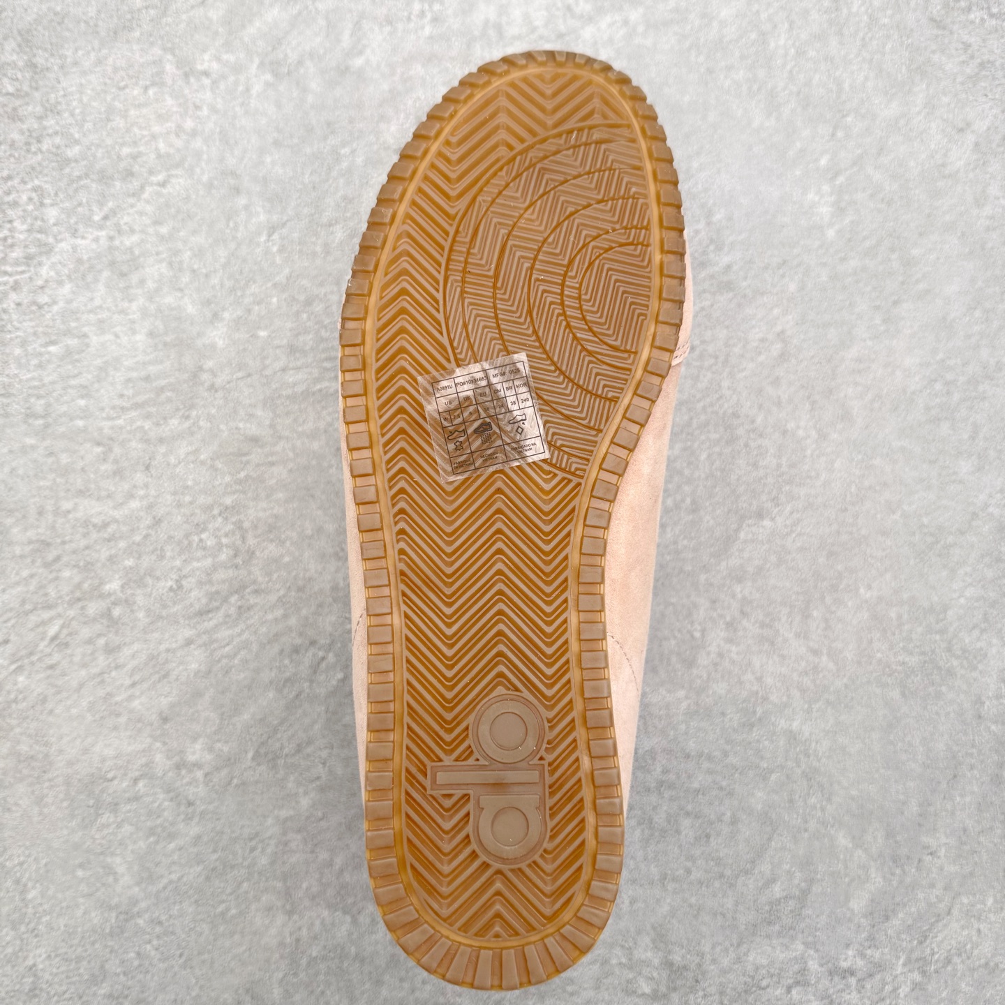 图片[9]-Alo yoga Sunset 舒适生活休闲鞋 男女同款 品牌故事Alo Yoga于2007年创立于洛杉矶，意在传播有意识的运动，同时激发人们的健康识与创造力。品牌的核心理念在于制作能够带来完美体验的瑜伽服饰与功能性单品，让有意识的运动融入并改变生活。Alo Yoga将其设计延伸到日常服饰概念，坚持不懈地捕捉当代时尚潮流，将品牌的运动美学理念、精致前卫的设计与舒适功能面料完美结合。与此同时，Alo Yoga的设计受到了时尚界人士与名人们的追捧，Talor Swift、Kendall Jenner等街拍照片中都曾出现品牌不同单品的身影。实拍调校N版已经零色差零失真 百分百还原实物色彩所见即所得 不存在货不对板色差等低级问题 选购参考实物拍摄 不混卖不参货 只用心做好货严格选品 承诺混一赔十 尺码：36 36.5 37.5 38 38.5 39 40 40.5 41 42 42.5 43 44 44.5 45-选品中心