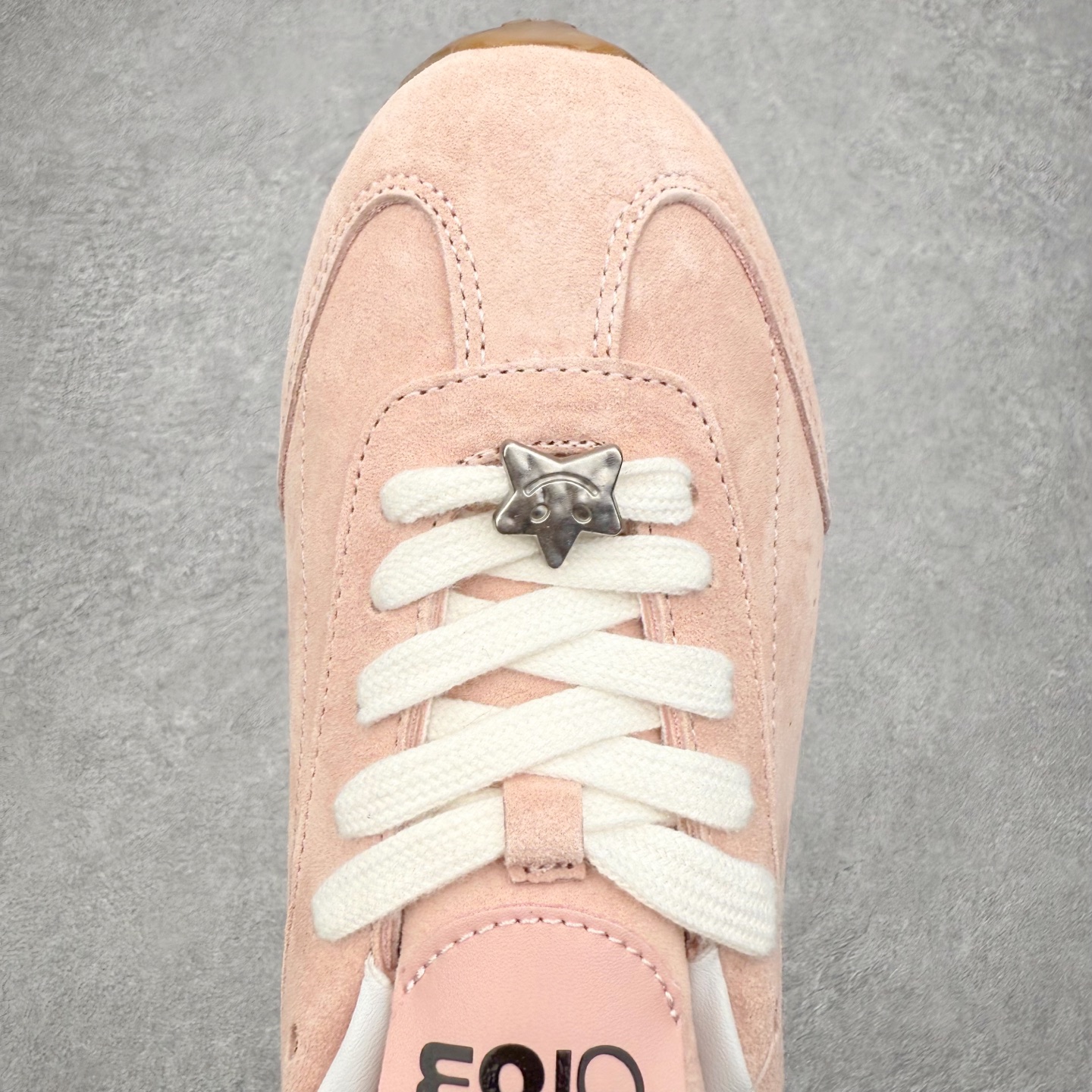 图片[4]-Alo yoga Sunset 舒适生活休闲鞋 男女同款 品牌故事Alo Yoga于2007年创立于洛杉矶，意在传播有意识的运动，同时激发人们的健康识与创造力。品牌的核心理念在于制作能够带来完美体验的瑜伽服饰与功能性单品，让有意识的运动融入并改变生活。Alo Yoga将其设计延伸到日常服饰概念，坚持不懈地捕捉当代时尚潮流，将品牌的运动美学理念、精致前卫的设计与舒适功能面料完美结合。与此同时，Alo Yoga的设计受到了时尚界人士与名人们的追捧，Talor Swift、Kendall Jenner等街拍照片中都曾出现品牌不同单品的身影。实拍调校N版已经零色差零失真 百分百还原实物色彩所见即所得 不存在货不对板色差等低级问题 选购参考实物拍摄 不混卖不参货 只用心做好货严格选品 承诺混一赔十 尺码：36 36.5 37.5 38 38.5 39 40 40.5 41 42 42.5 43 44 44.5 45-选品中心