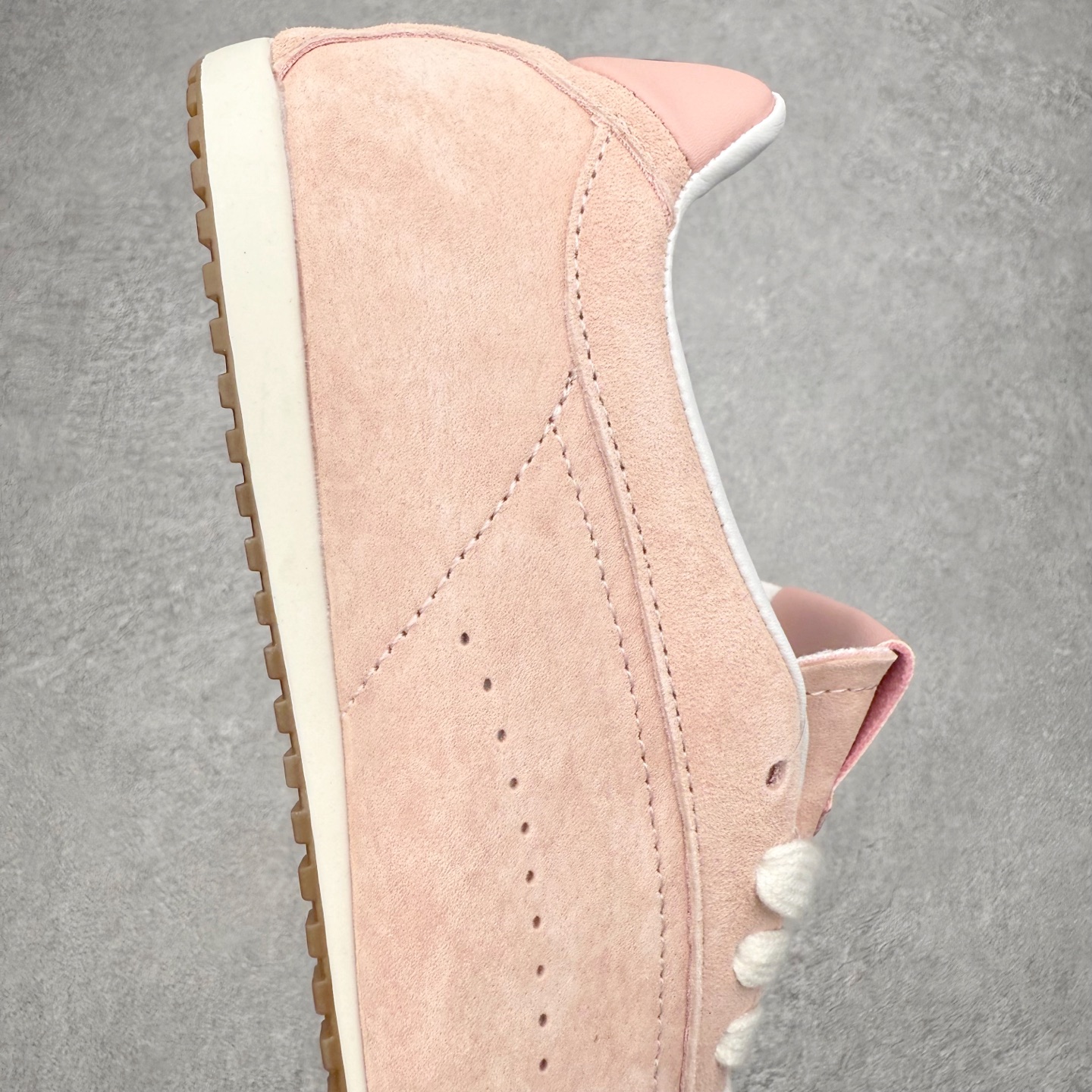 图片[6]-Alo yoga Sunset 舒适生活休闲鞋 男女同款 品牌故事Alo Yoga于2007年创立于洛杉矶，意在传播有意识的运动，同时激发人们的健康识与创造力。品牌的核心理念在于制作能够带来完美体验的瑜伽服饰与功能性单品，让有意识的运动融入并改变生活。Alo Yoga将其设计延伸到日常服饰概念，坚持不懈地捕捉当代时尚潮流，将品牌的运动美学理念、精致前卫的设计与舒适功能面料完美结合。与此同时，Alo Yoga的设计受到了时尚界人士与名人们的追捧，Talor Swift、Kendall Jenner等街拍照片中都曾出现品牌不同单品的身影。实拍调校N版已经零色差零失真 百分百还原实物色彩所见即所得 不存在货不对板色差等低级问题 选购参考实物拍摄 不混卖不参货 只用心做好货严格选品 承诺混一赔十 尺码：36 36.5 37.5 38 38.5 39 40 40.5 41 42 42.5 43 44 44.5 45-选品中心