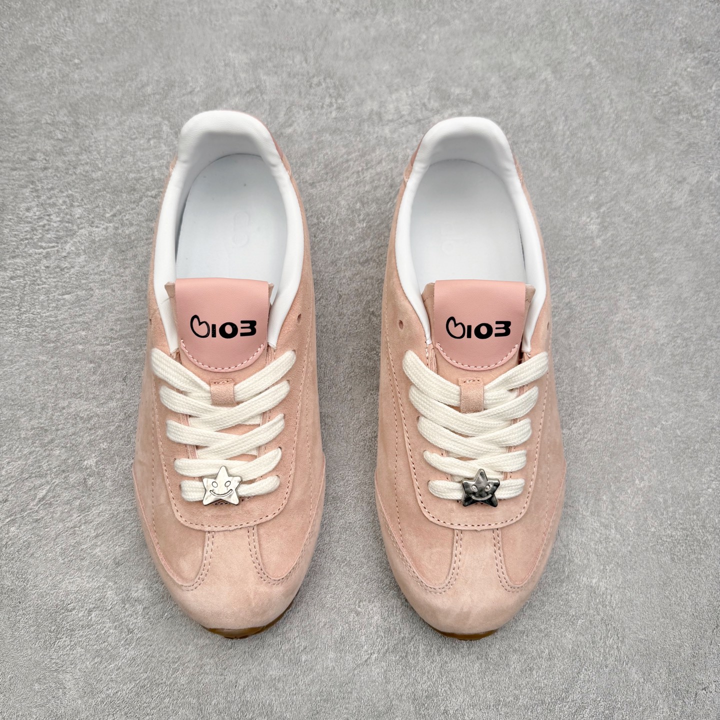 图片[2]-Alo yoga Sunset 舒适生活休闲鞋 男女同款 品牌故事Alo Yoga于2007年创立于洛杉矶，意在传播有意识的运动，同时激发人们的健康识与创造力。品牌的核心理念在于制作能够带来完美体验的瑜伽服饰与功能性单品，让有意识的运动融入并改变生活。Alo Yoga将其设计延伸到日常服饰概念，坚持不懈地捕捉当代时尚潮流，将品牌的运动美学理念、精致前卫的设计与舒适功能面料完美结合。与此同时，Alo Yoga的设计受到了时尚界人士与名人们的追捧，Talor Swift、Kendall Jenner等街拍照片中都曾出现品牌不同单品的身影。实拍调校N版已经零色差零失真 百分百还原实物色彩所见即所得 不存在货不对板色差等低级问题 选购参考实物拍摄 不混卖不参货 只用心做好货严格选品 承诺混一赔十 尺码：36 36.5 37.5 38 38.5 39 40 40.5 41 42 42.5 43 44 44.5 45-选品中心