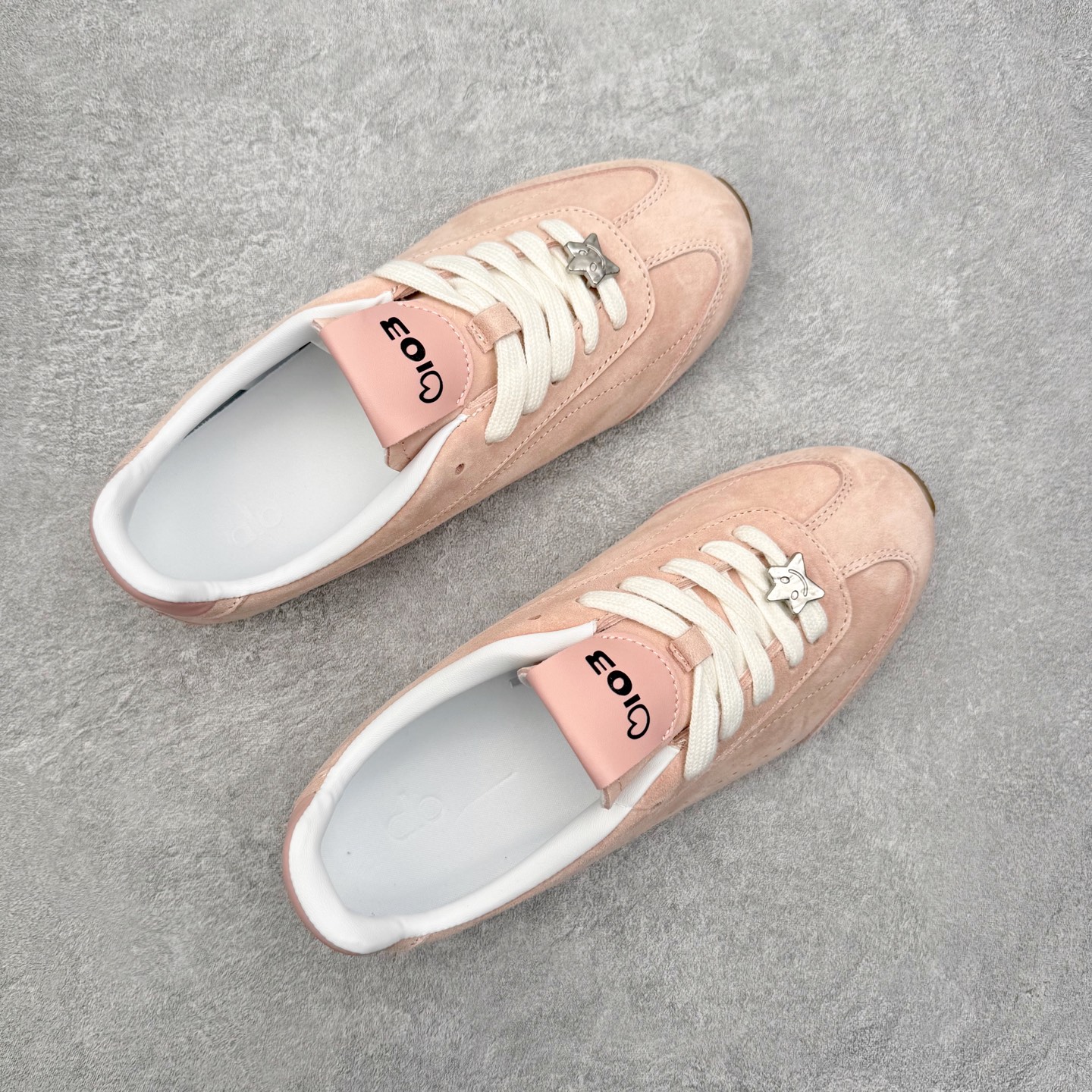 图片[3]-Alo yoga Sunset 舒适生活休闲鞋 男女同款 品牌故事Alo Yoga于2007年创立于洛杉矶，意在传播有意识的运动，同时激发人们的健康识与创造力。品牌的核心理念在于制作能够带来完美体验的瑜伽服饰与功能性单品，让有意识的运动融入并改变生活。Alo Yoga将其设计延伸到日常服饰概念，坚持不懈地捕捉当代时尚潮流，将品牌的运动美学理念、精致前卫的设计与舒适功能面料完美结合。与此同时，Alo Yoga的设计受到了时尚界人士与名人们的追捧，Talor Swift、Kendall Jenner等街拍照片中都曾出现品牌不同单品的身影。实拍调校N版已经零色差零失真 百分百还原实物色彩所见即所得 不存在货不对板色差等低级问题 选购参考实物拍摄 不混卖不参货 只用心做好货严格选品 承诺混一赔十 尺码：36 36.5 37.5 38 38.5 39 40 40.5 41 42 42.5 43 44 44.5 45-选品中心